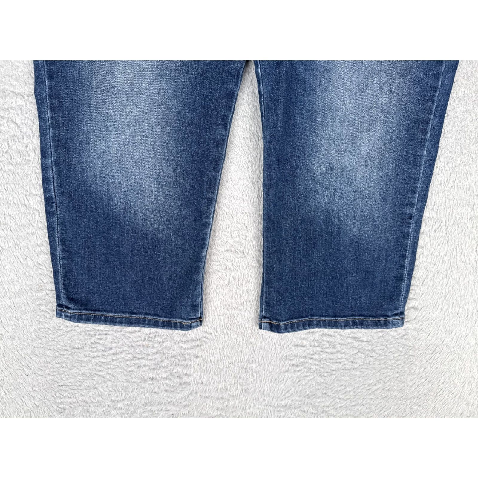 Liz Claiborne Liz Claiborne Capri Jeans Womens 10P Blue Med Wash Mid Rise Denim 32x19 Size 32" / US 10 / IT 46 - 2 Thumbnail