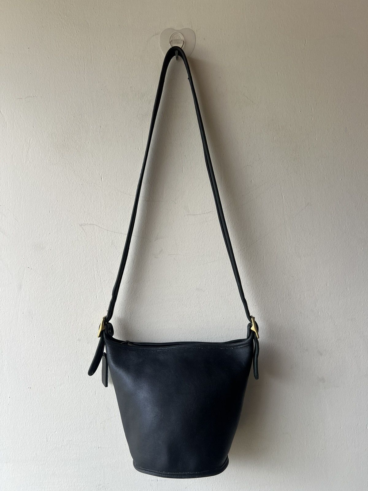 Coach Vintage 90s Coach Usa Patina Black Cowhide Leather Sling Bag Size ONE SIZE - 16 Thumbnail