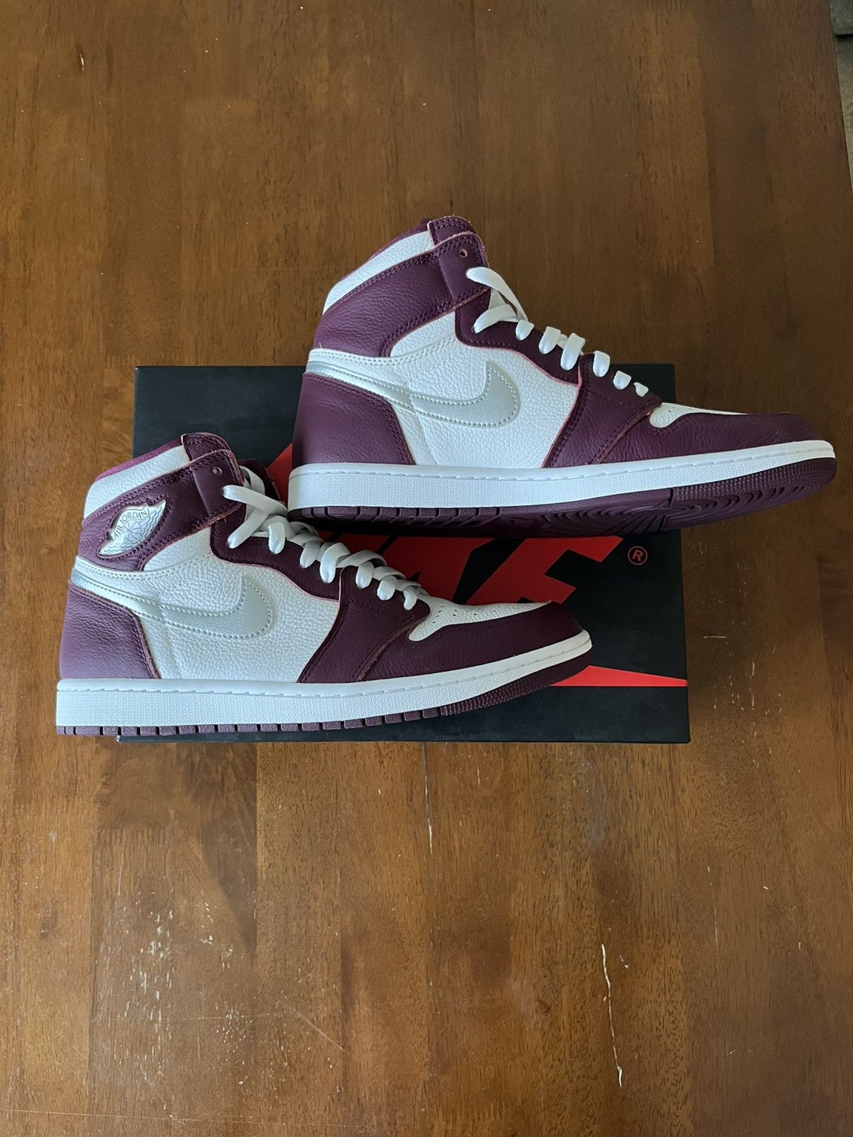 Jordan Brand × Nike Air Jordan 1 Bordeaux Size US 10.5 / EU 43-44 - 2 Thumbnail
