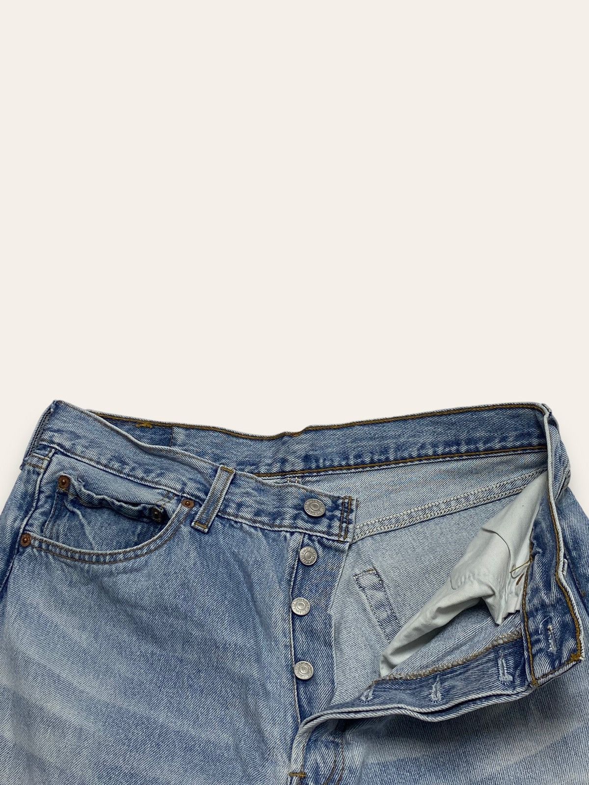 Jean 90s Vintage LEVI'S Light Wash Blue 501 Denim Jean Relax Fit Size US 32 / EU 48 - 5 Thumbnail