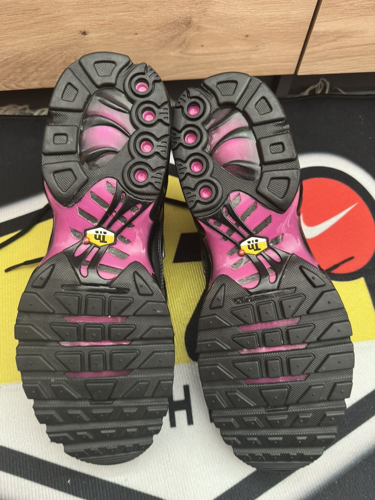 Nike Nike Air Max Plus Black/pink Size US 9 / EU 42 - 9 Thumbnail