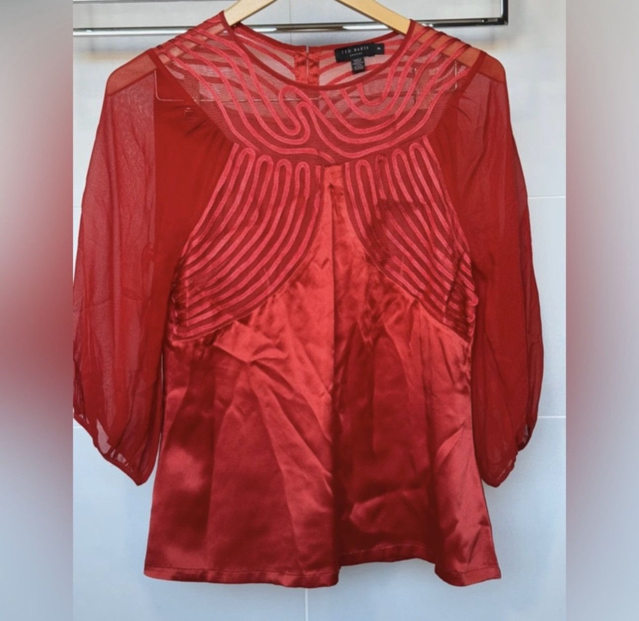 Ted Baker Ted Baker Red Sheer Sleeve Embroidered Satin Blouse Size 2 Size XS / US 0-2 / IT 36-38 - 1 Thumbnail