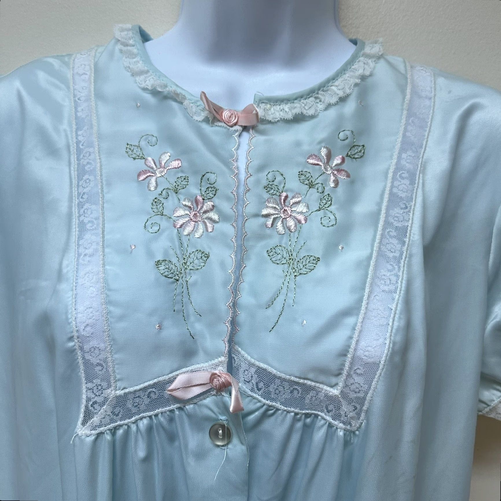 Vintage VINTAGE Barbizon Housecoat Robe Short Sleeve Nylon Satin Remarque Embroidered M NEW NOS Blue 1970s Womens Size 32" / US 10 / IT 46 - 3 Thumbnail