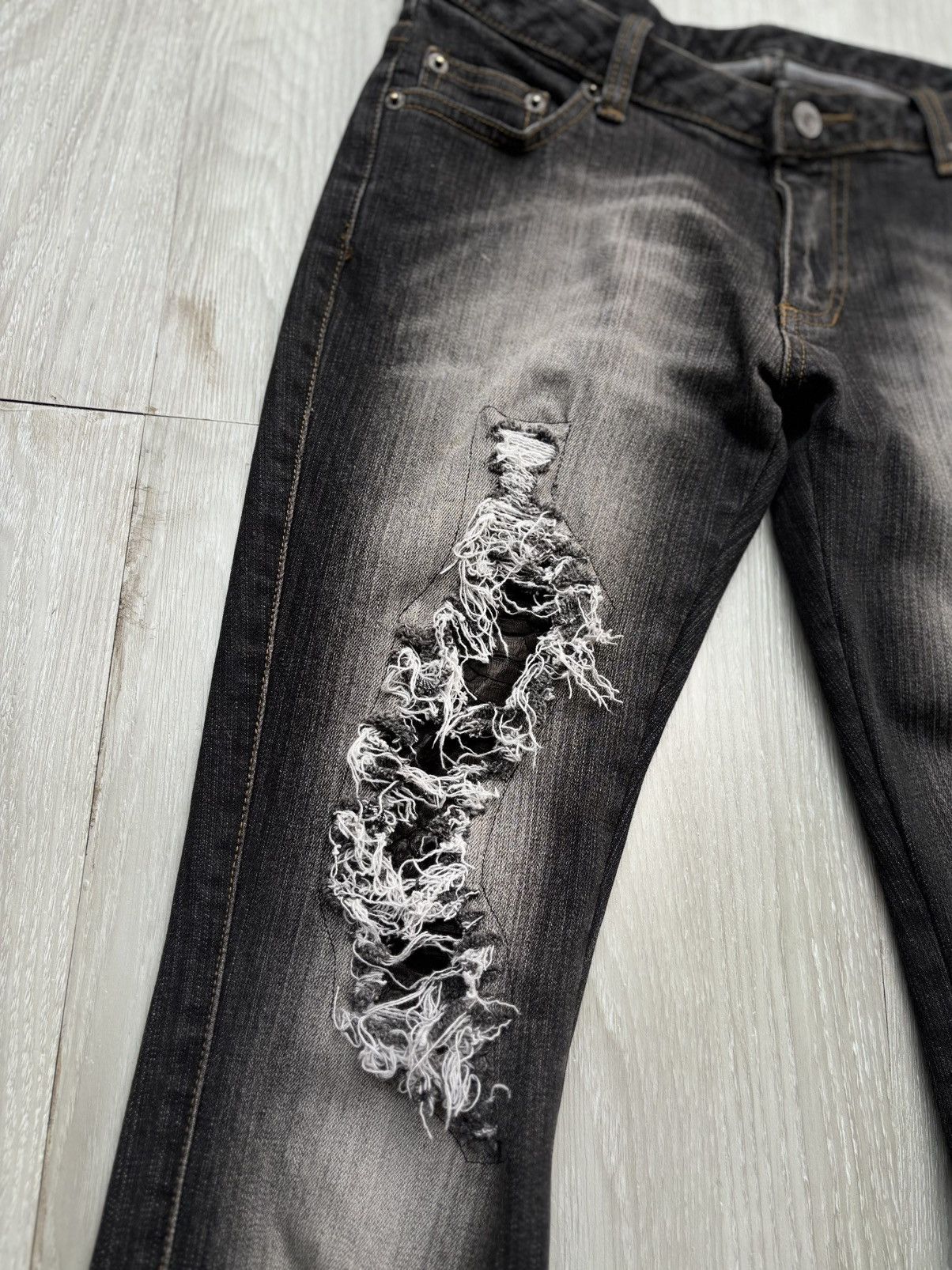 Japanese Brand CECIL MCBEE distressed micro flare jeans Size US 26 / EU 42 - 2 Thumbnail