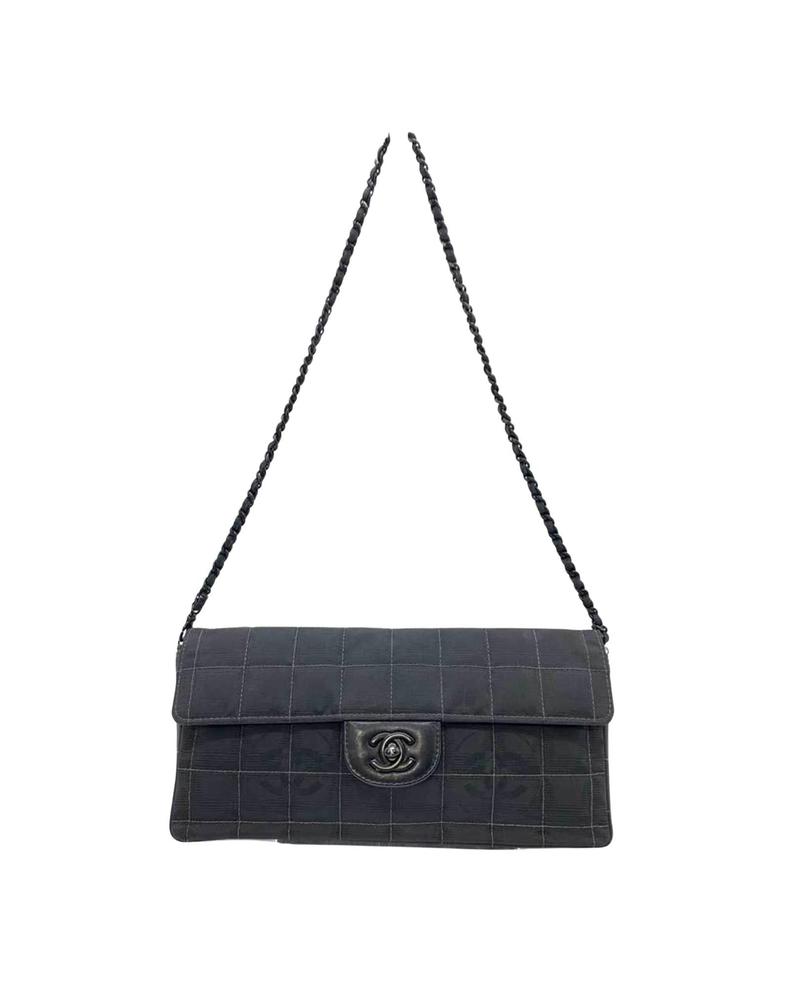 image of Chanel Simple And Elegant Leather Shoulder Bag in Black, Women's