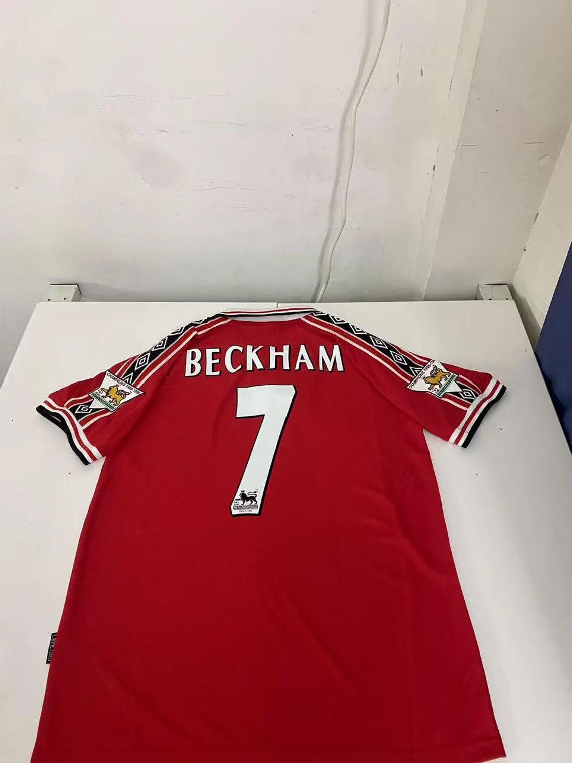 Umbro Manchester United Retro Jersey 1998/99 – Beckham #7 Size US L / EU 52-54 / 3 - 1 Thumbnail