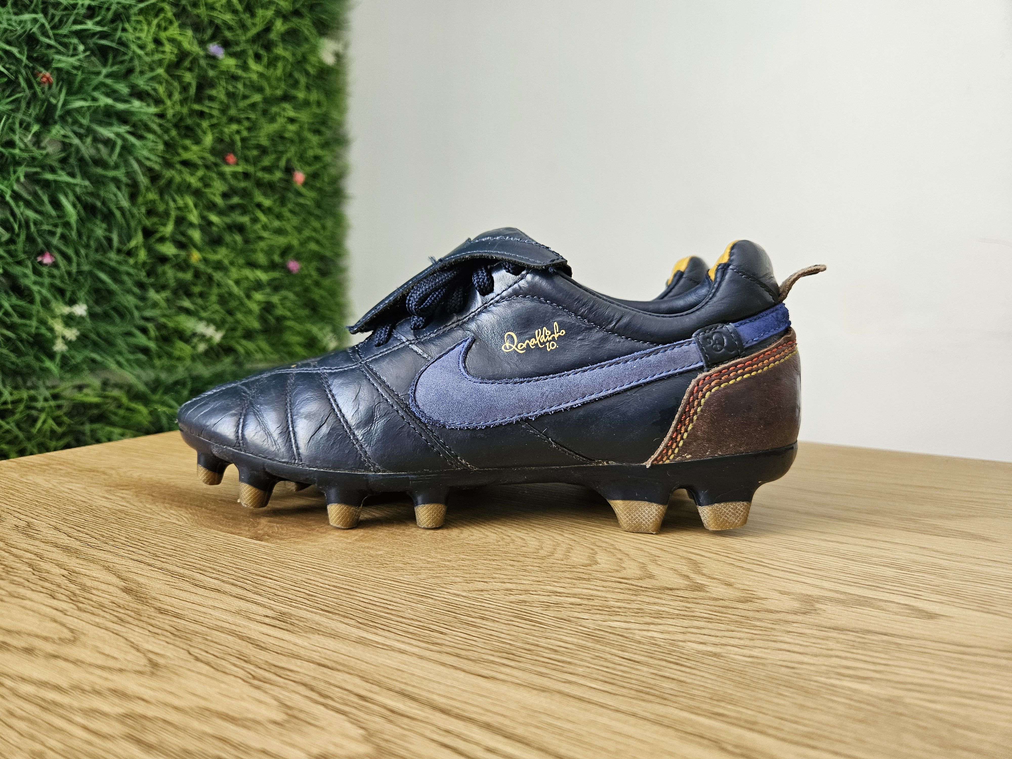 Nike Nike x Ronaldinho x retro Size US 5.5 / EU 38 - 1 Thumbnail