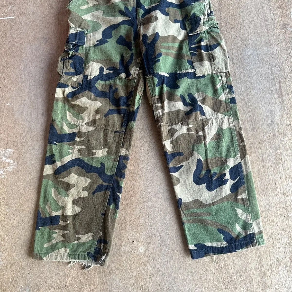 Japanese Brand VTG DOUBLE KNEE CAMO WOODLAND DISTRESSED TACTICAL CARGO PANT Size US 34 / EU 50 - 4 Thumbnail