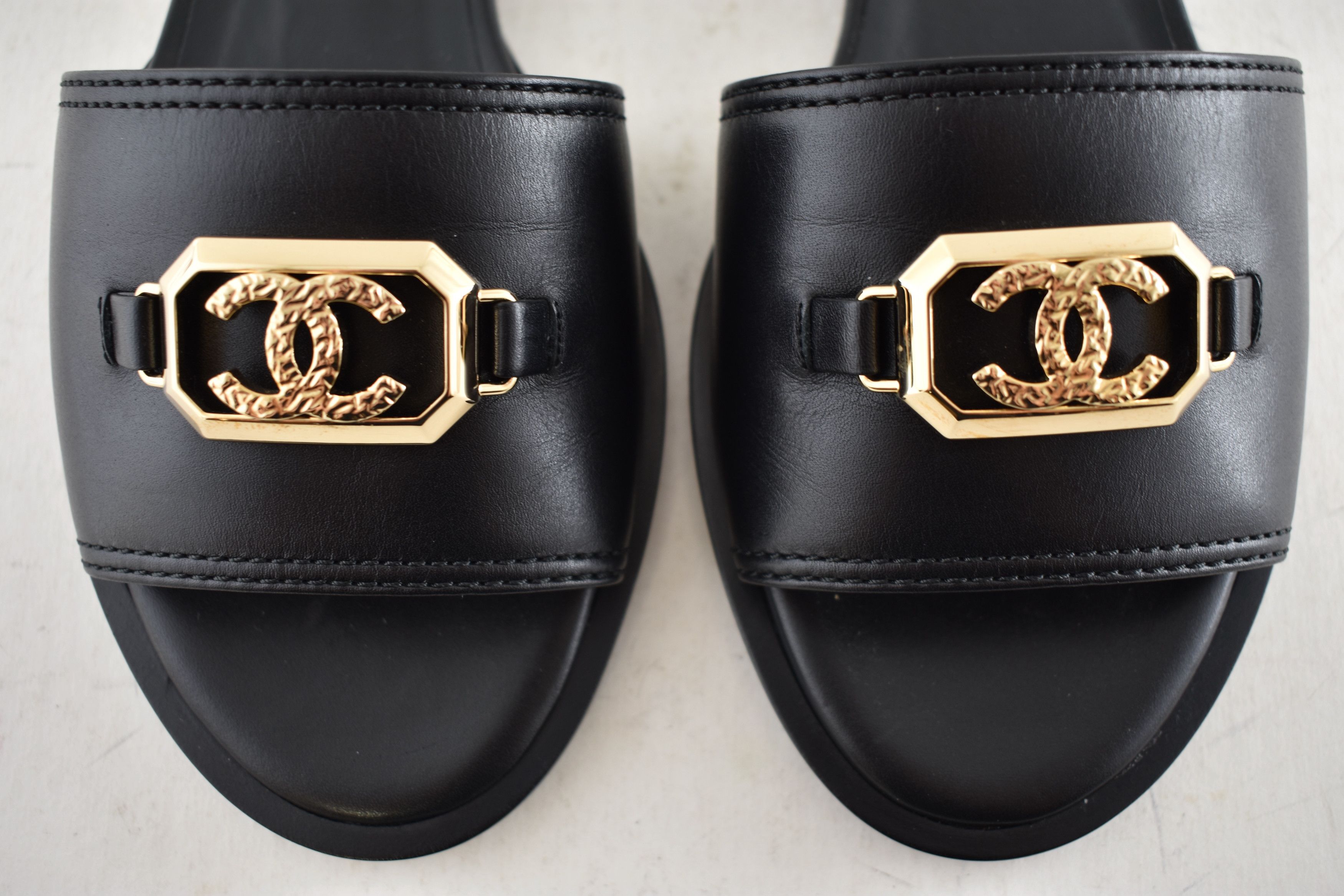 Chanel Chanel 23B Leather Gold CC Logo Mule Slides Sandals Flat 38 Size US 8 / IT 38 - 8 Thumbnail
