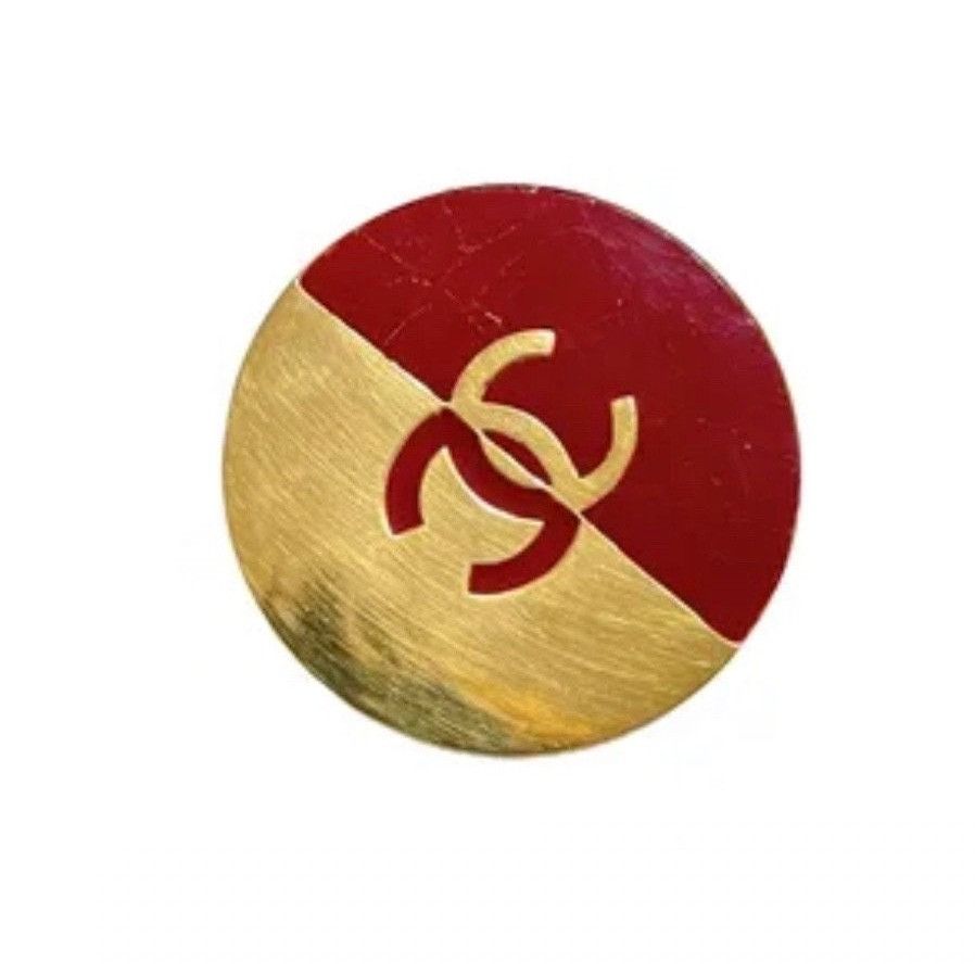 Chanel Vintage CHANEL red and gold round CC brooch. Size ONE SIZE - 1 Thumbnail