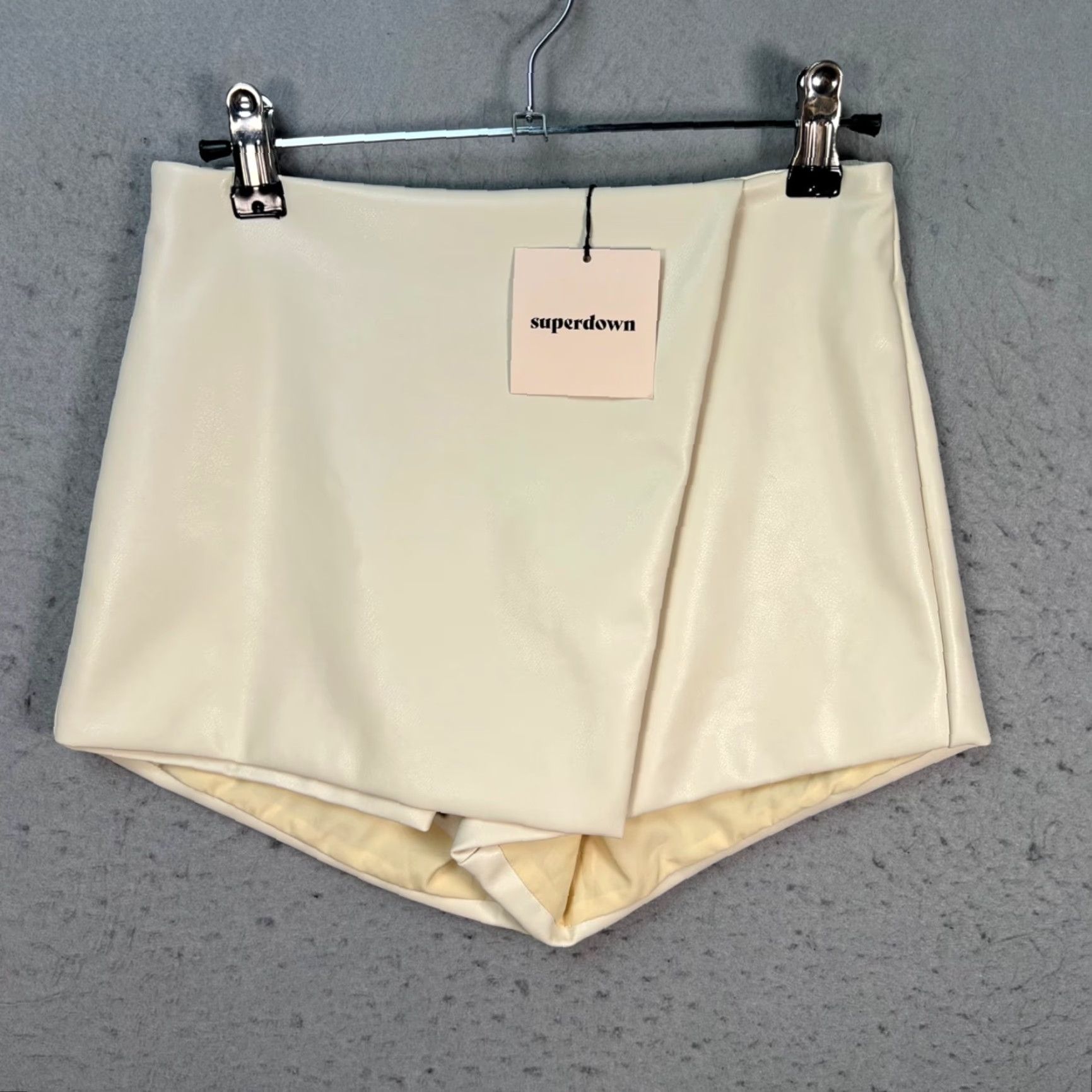 superdown Superdown Womens XS Cream Faux Leather Wrap Skort NEW! Skort Casual Summer Short Womens XS Cream Faux Leather Wrap Skort Nike Size 26" / US 2 / IT 38 - 2 Thumbnail
