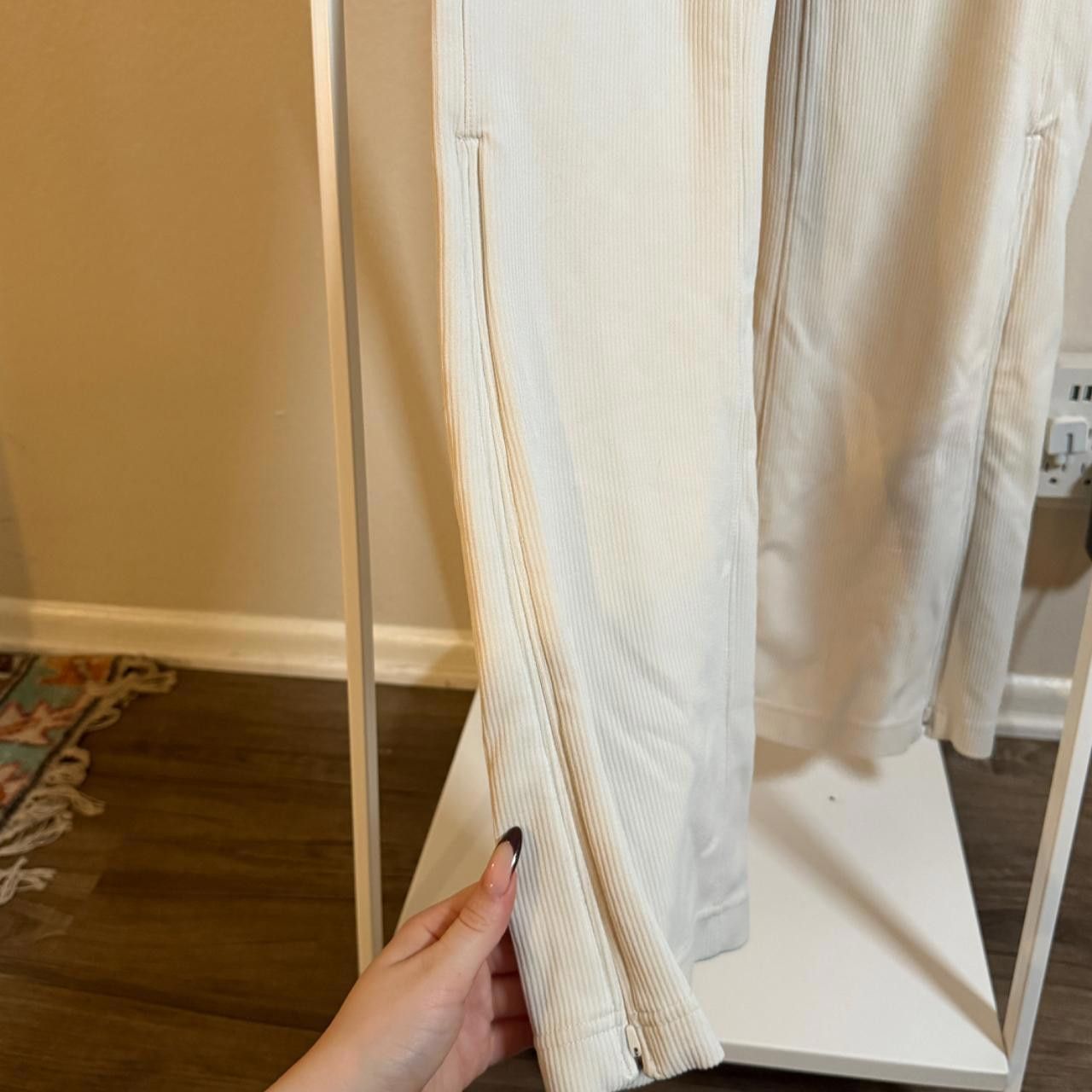 Designer LULULEMON cream ribbed zip-flared pants Size 27" / US 4 / IT 40 - 2 Thumbnail