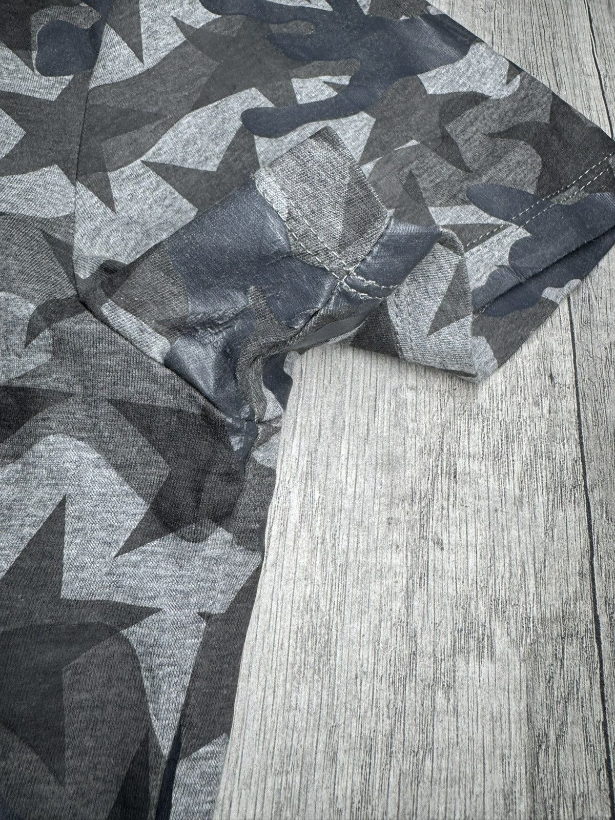 Valentino Valentino Camo Stars t shirt L Size US L / EU 52-54 / 3 - 6 Thumbnail