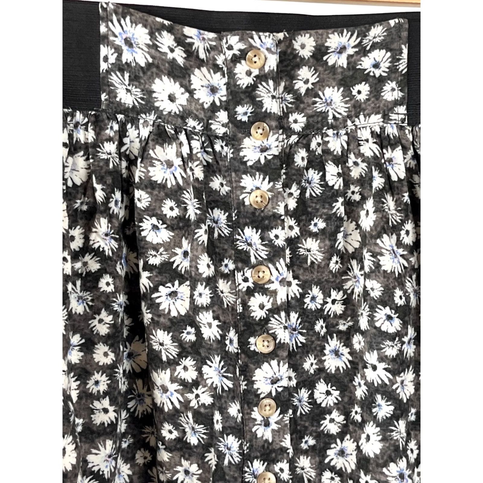 American Eagle Outfitters American Eagle Outfitters Skirt Womens Small Black Floral Button Front Short Mini Lined Size 28" / US 6 / IT 42 - 2 Thumbnail