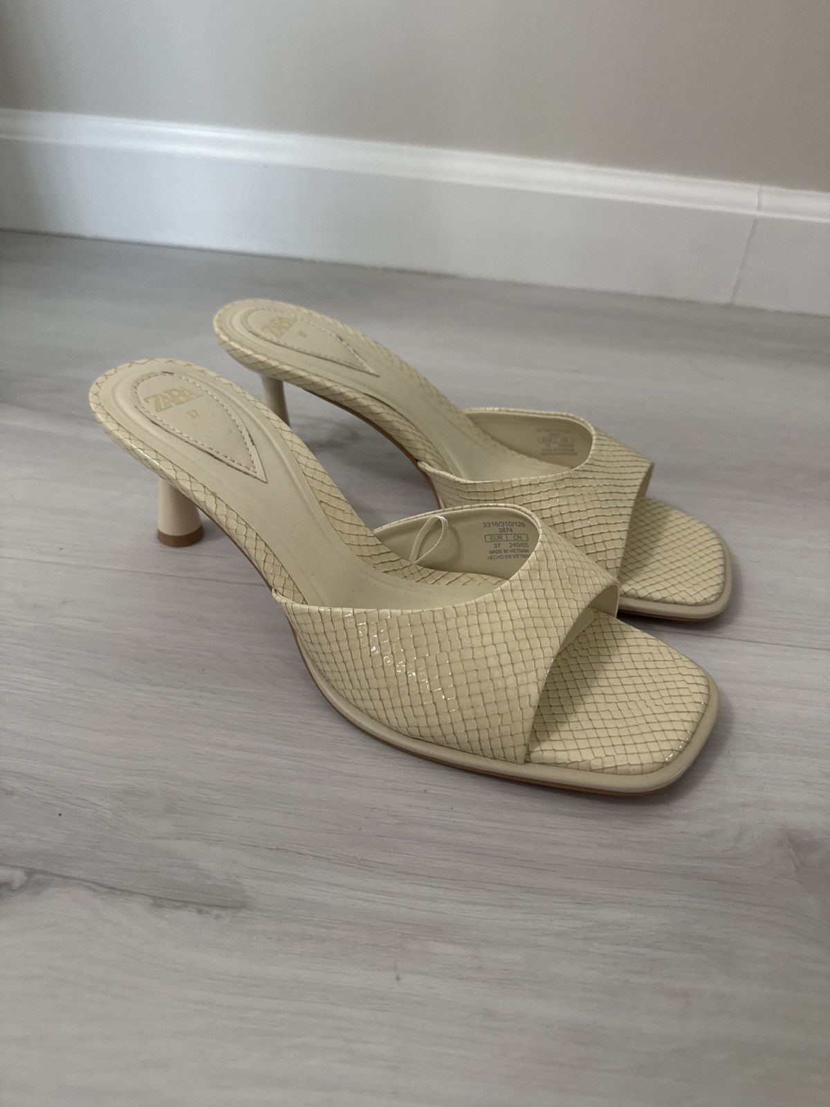 Zara Zara Women's Cream Snake Skin Sandals Size 37 Size US 6.5 / IT 36.5 - 1 Thumbnail