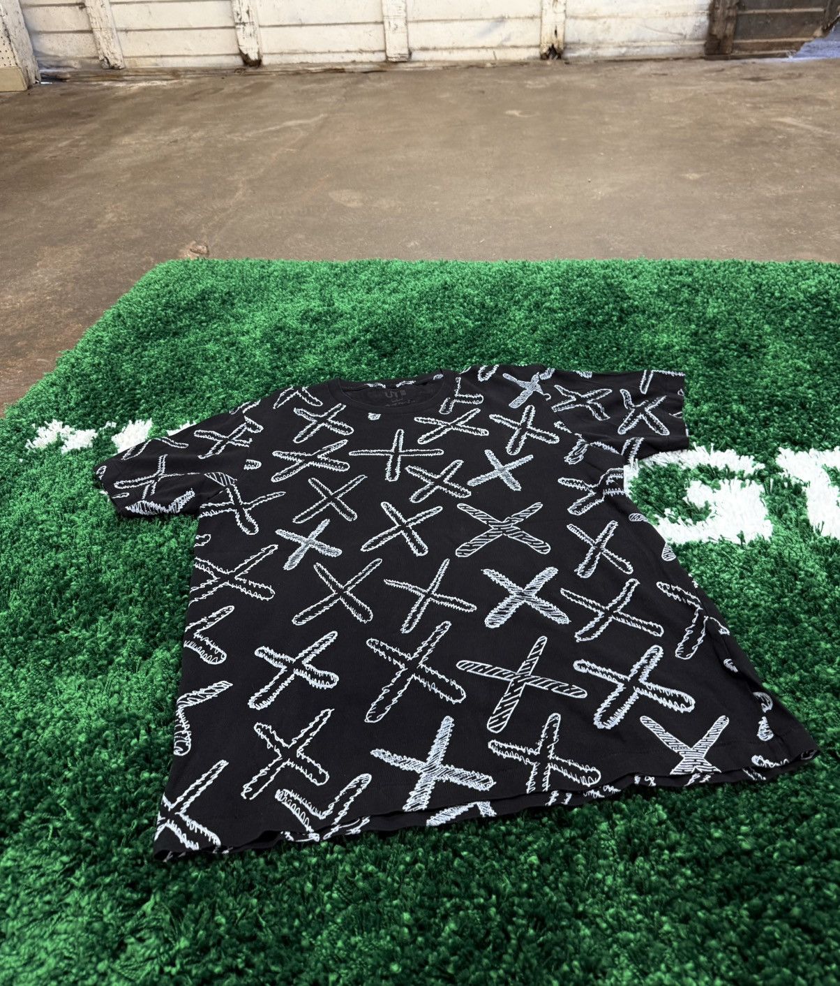 Kaws × Uniqlo Kaws x Uniqlo All Over X Print Tee Black SS18 Size US L / EU 52-54 / 3 - 3 Thumbnail