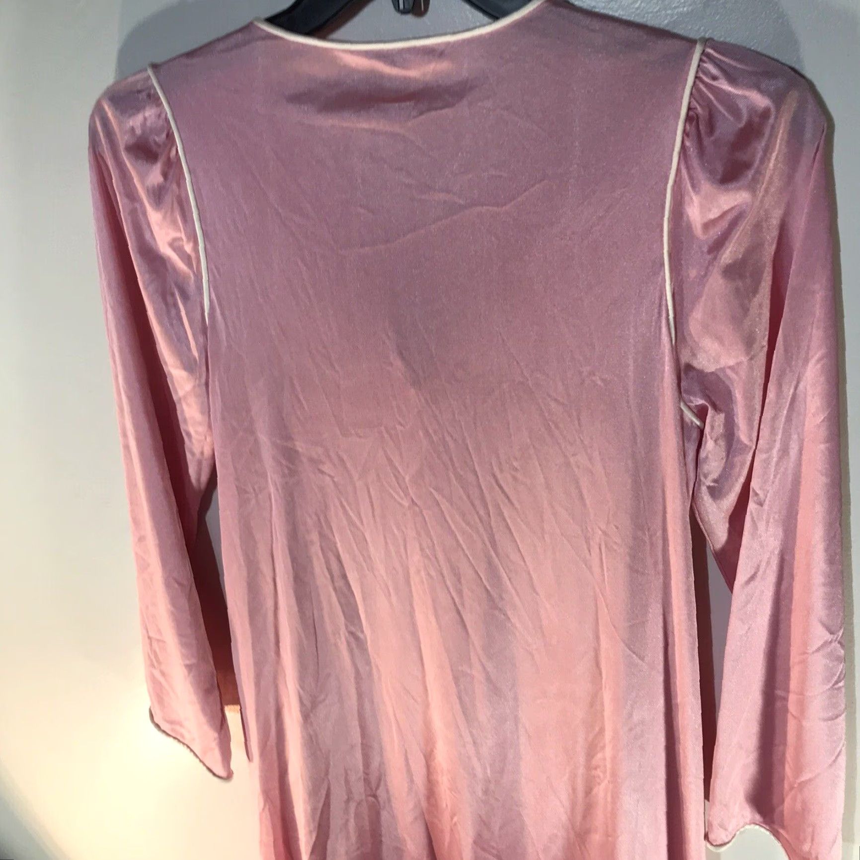 Vintage VINTAGE Vanity Fair Pink Full Button Gown Womens M USA 1980s Embroidered Floral Scalloped Neckline Size ONE SIZE - 3 Thumbnail