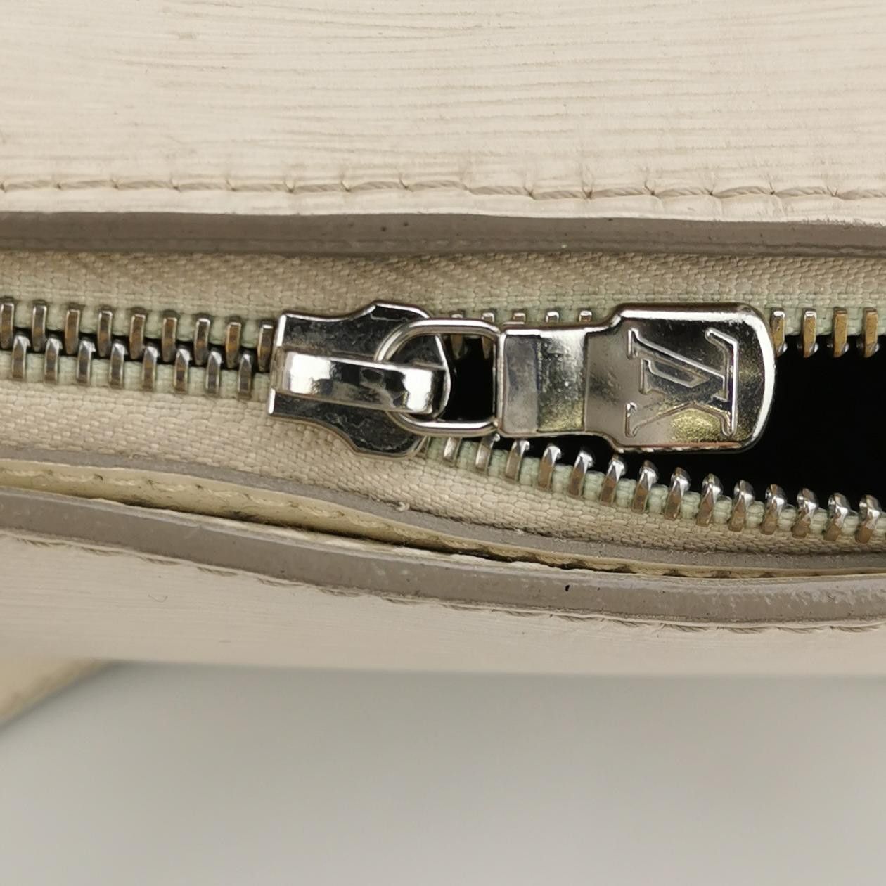 Louis Vuitton Louis Vuitton (LV) Papillon cowhide solid color ripple zipp Size ONE SIZE - 4 Thumbnail