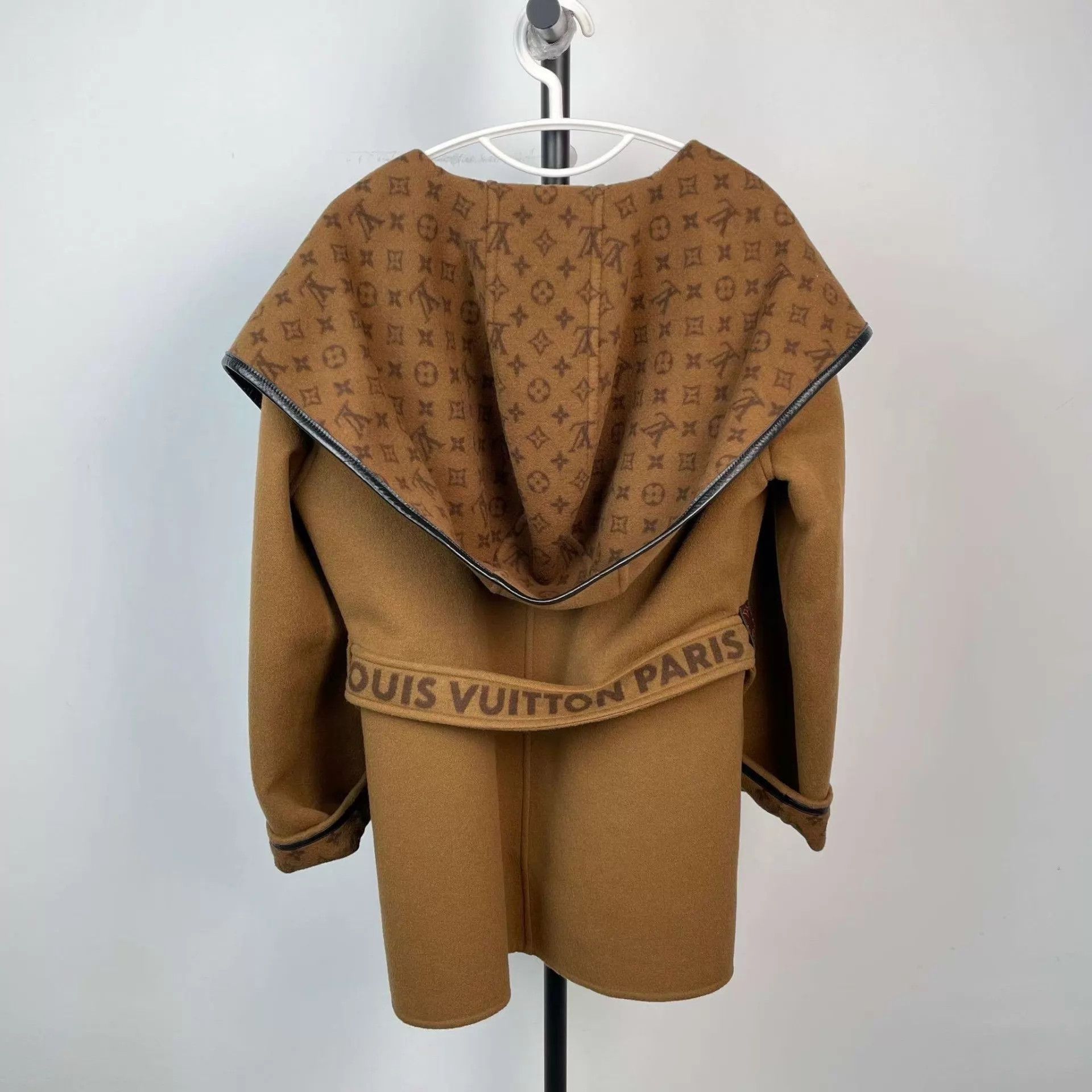 Louis Vuitton LV Monogram wool short robe jacket camel 36 Size XS / US 0-2 / IT 36-38 - 2 Thumbnail