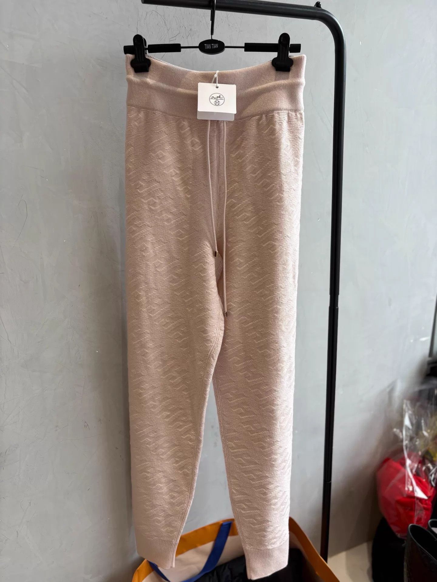 Hermes Hermes Nude Pink Embossed H Wool Knit Sweatpants 36 Size 26" / US 2 / IT 38 - 1 Thumbnail