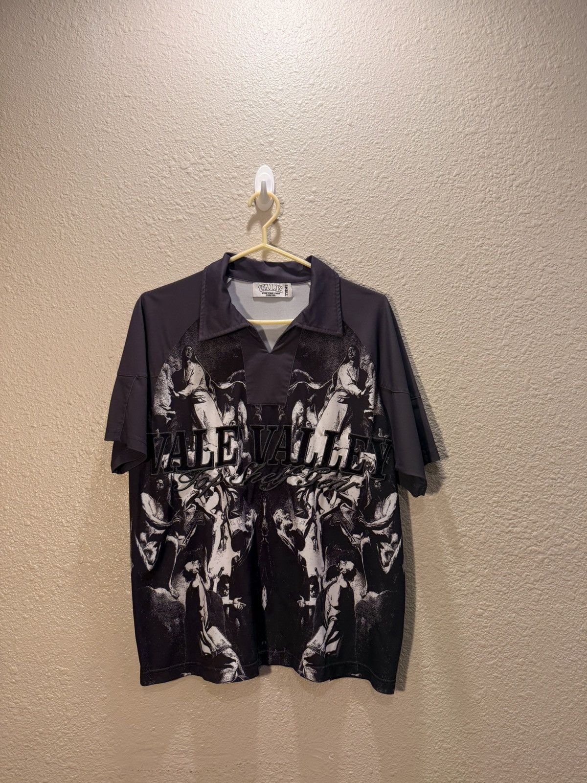 Vale VALE “Everyone Lives Forever” All-Over Angel Graphic Size US S / EU 44-46 / 1 - 1 Thumbnail