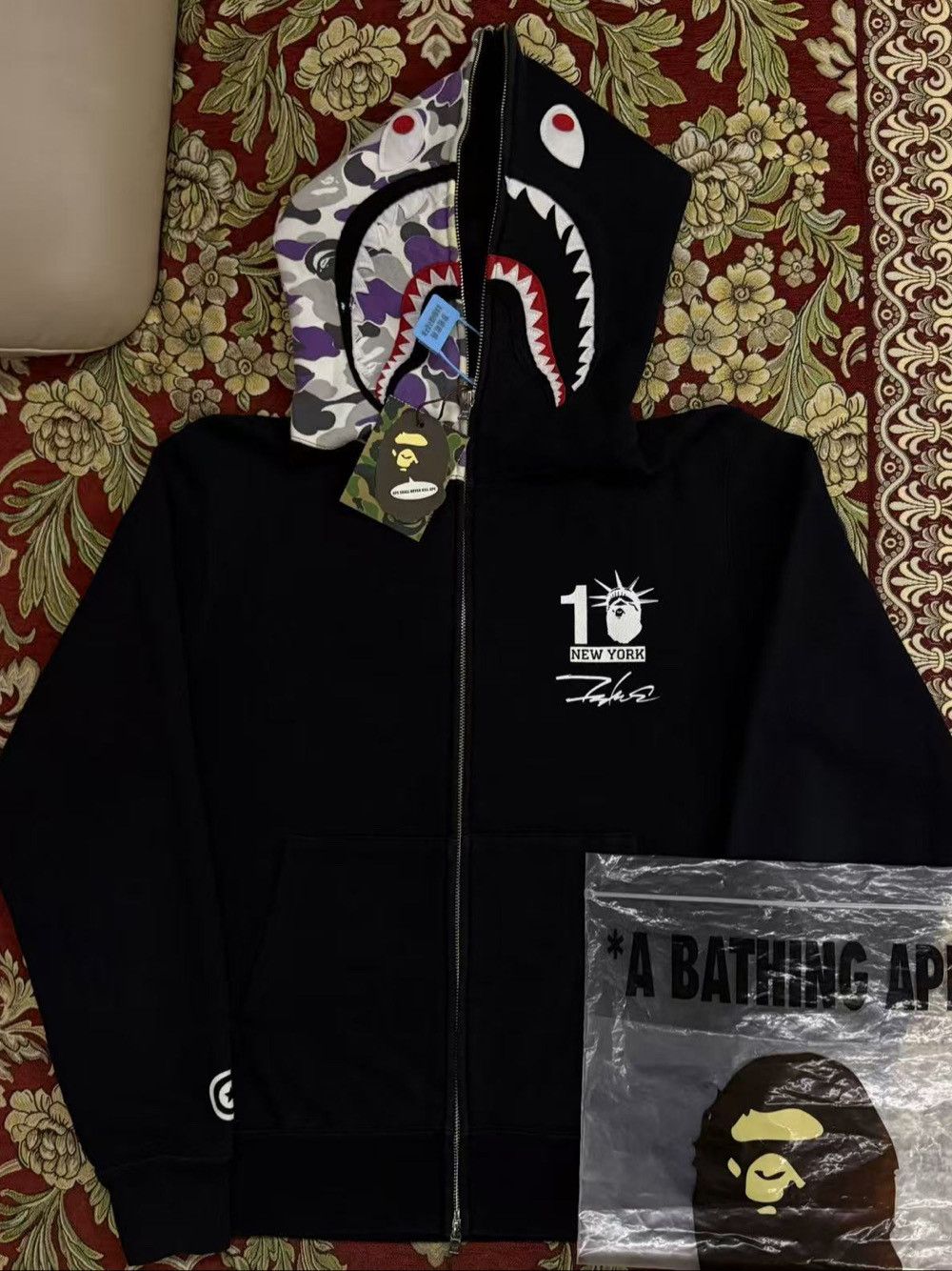 Bape A BATHING APE New York Shark Hoodie Size L Size US L / EU 52-54 / 3 - 1 Thumbnail