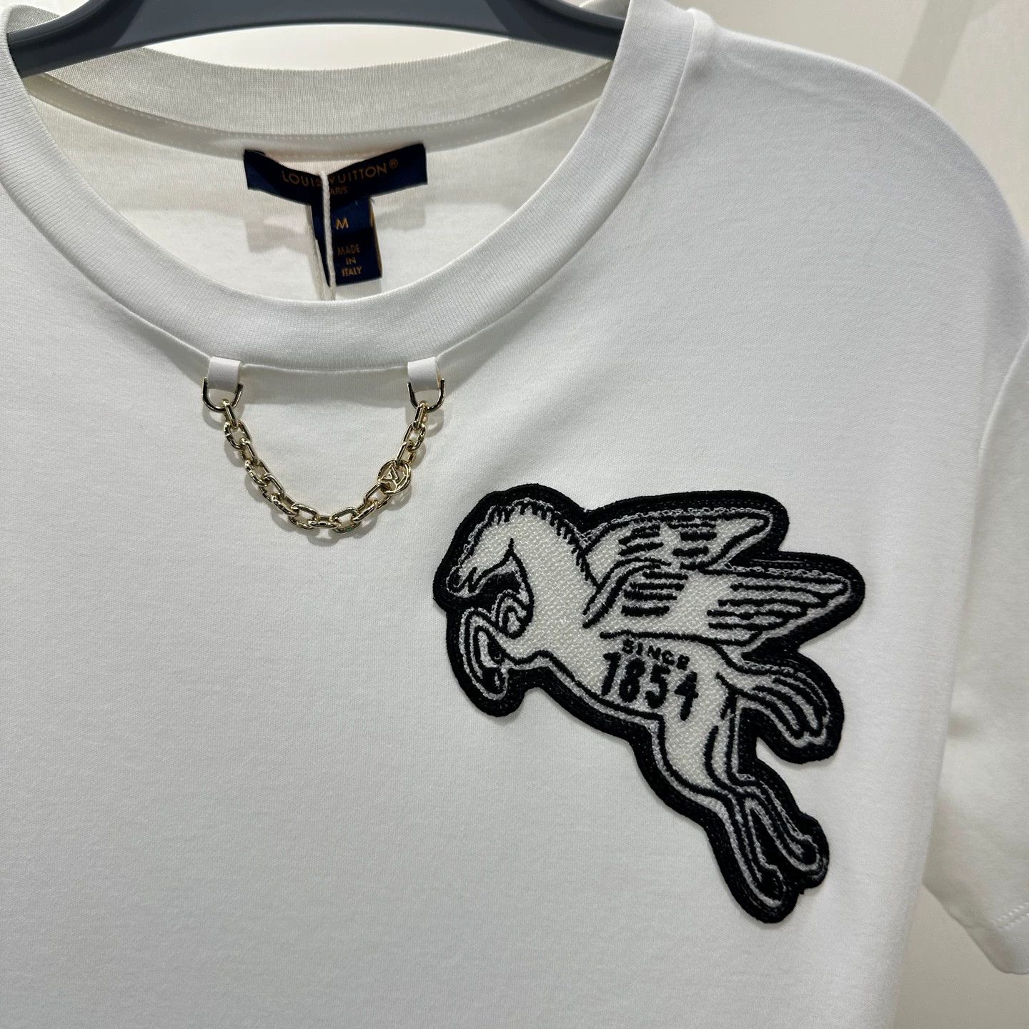 Louis Vuitton LV apr500 Pegasus Embro Chain SS Tee M Size M / US 6-8 / IT 42-44 - 6 Thumbnail