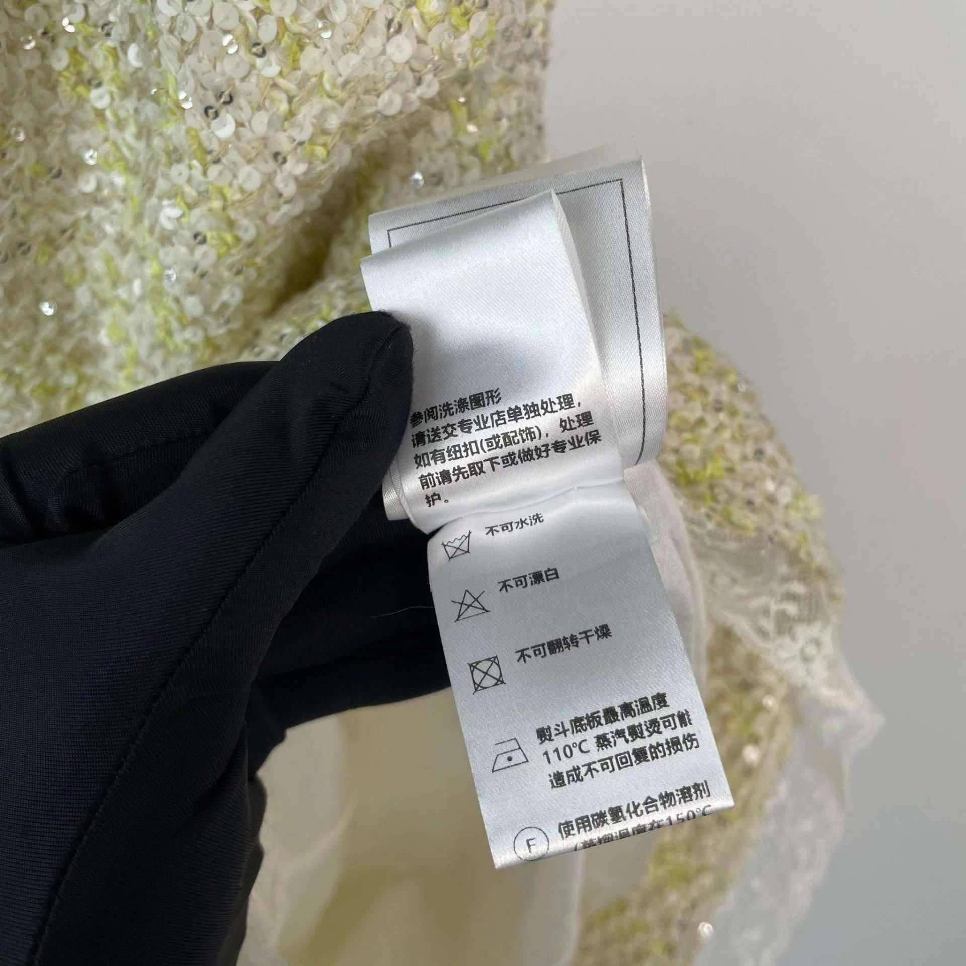 Chanel Chanel Sequin Yellow Shorts 36 Size 26" / US 2 / IT 38 - 4 Thumbnail