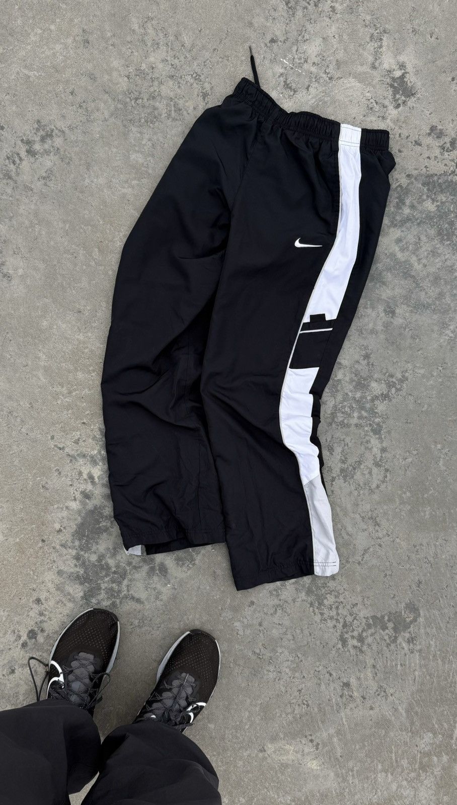 Vintage Vintage Nike Y2k Nylon Drill Baggy Pants Sk8 Joggers XS sz Size 26" / US 2 / IT 38 - 2 Thumbnail