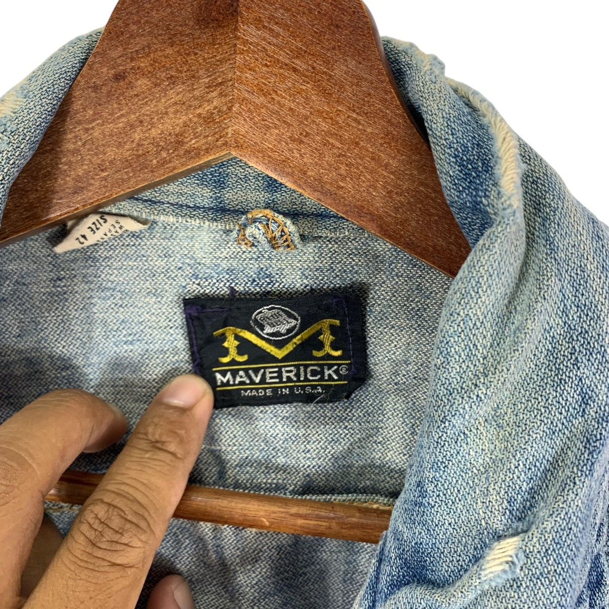 Vintage VINTAGE MAVERICK DISTRESSED DENIM TRUCKER JACKET Size US S / EU 44-46 / 1 - 14 Thumbnail