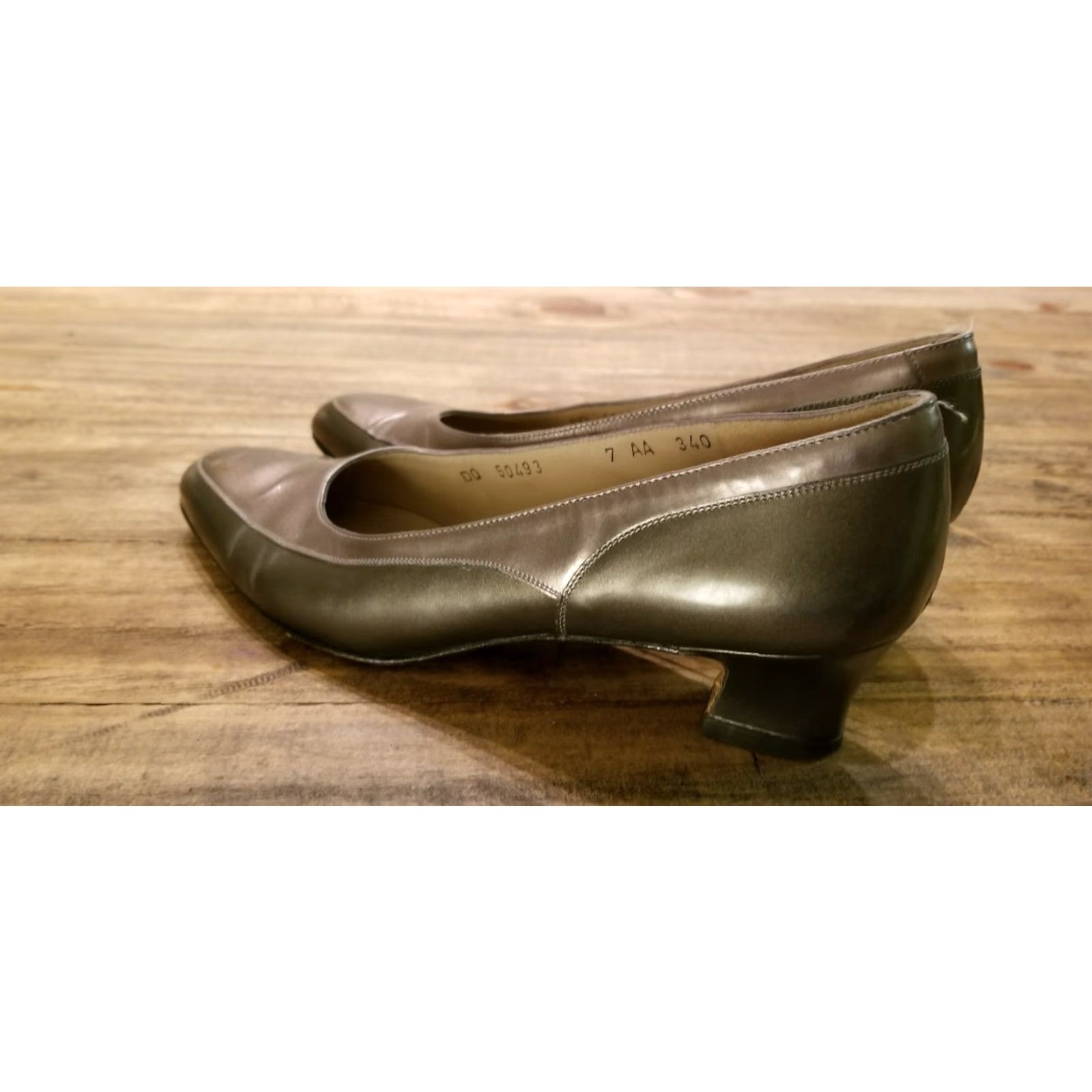 Salvatore Ferragamo VINTAGE SALVATORE FERRAGAMO Vara Gold Silver Two Tone CLASSIC PUMPS WOMEN US 7 AA Leather Heel Narrow Bow Style Pumps Size US 7 / IT 37 - 4 Thumbnail