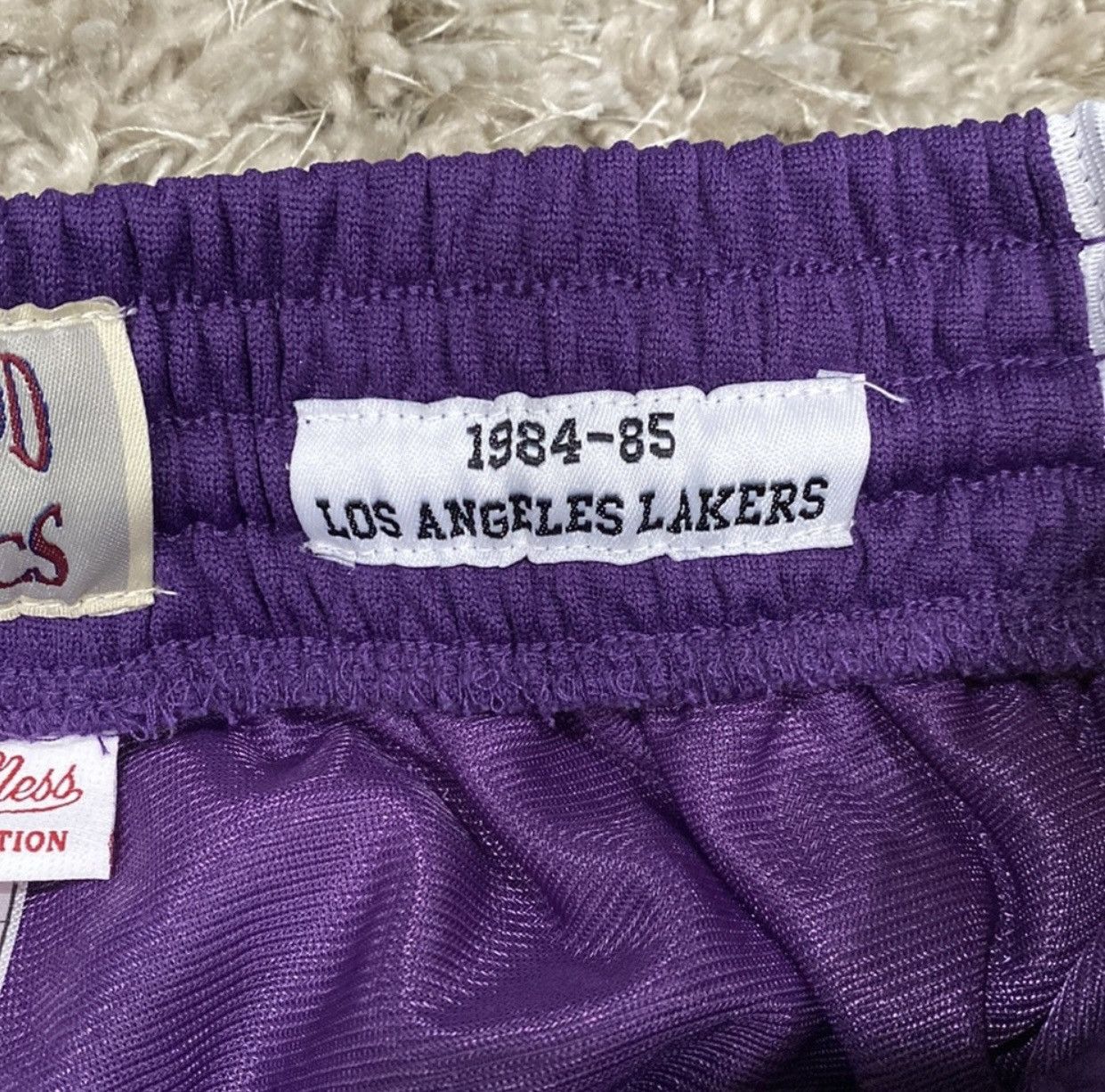 Vintage Mitchell and Ness Lakers Shorts Size US 32 / EU 48 - 4 Thumbnail