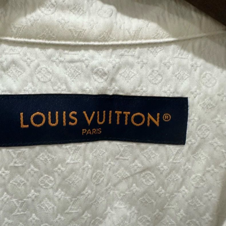 Louis Vuitton Louis Vuitton Embossed Dark Lines and Full Logo shirt Size US XS / EU 42 / 0 - 4 Thumbnail
