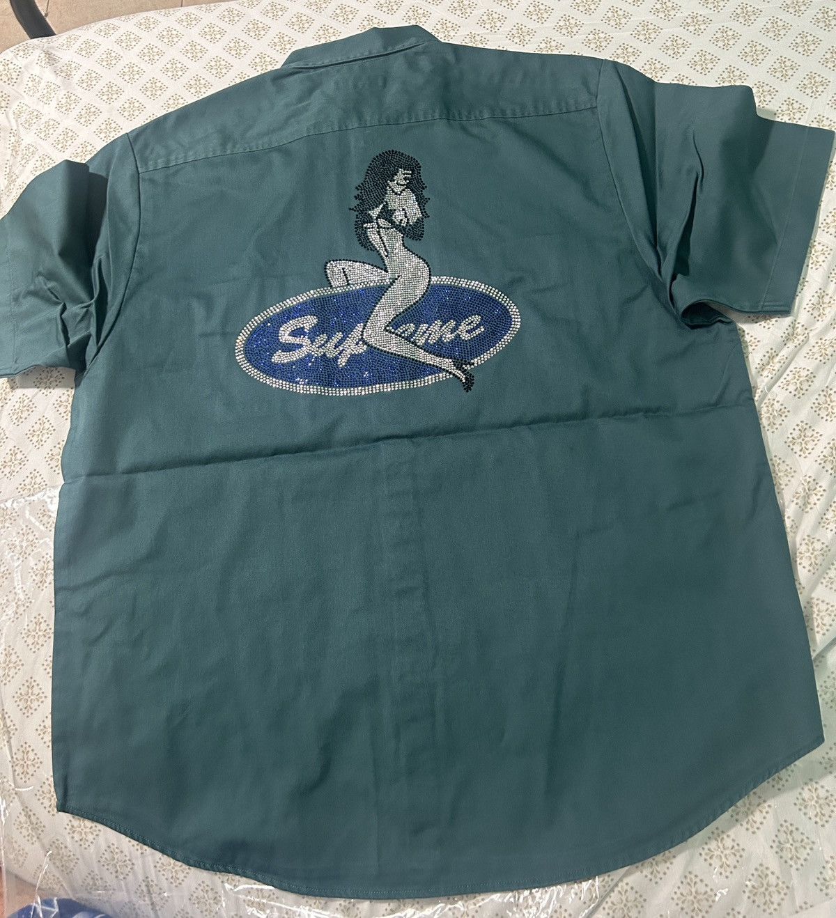 ウェア・シャツ Supreme Rhinestone Pin Up S/S Work L Supreme Rhinestone Pin Up S S Work Shirt (SS25) - $158