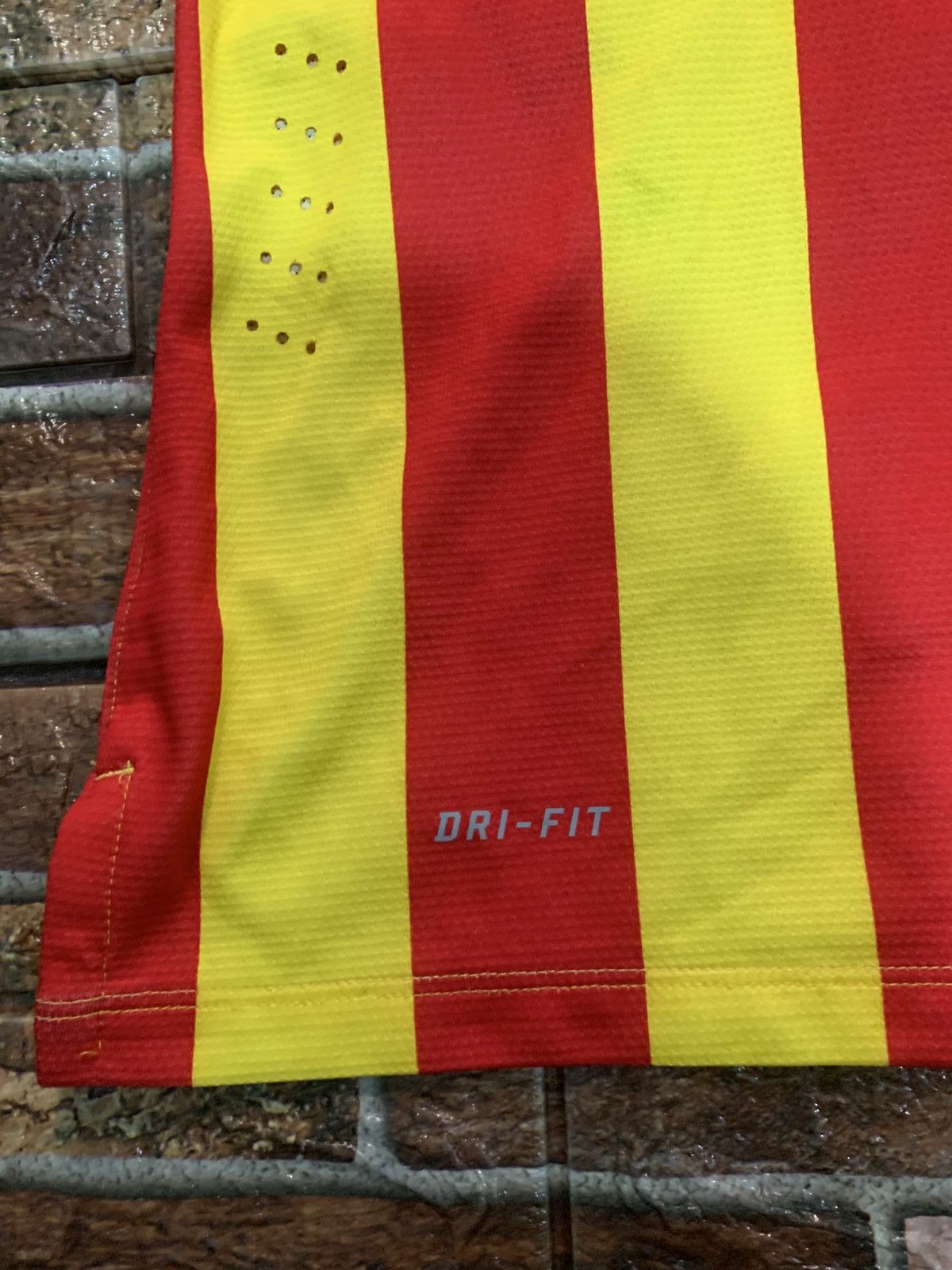 Nike Fc barcelona 2014 Xavi #6 jersey Size US S / EU 44-46 / 1 - 4 Thumbnail