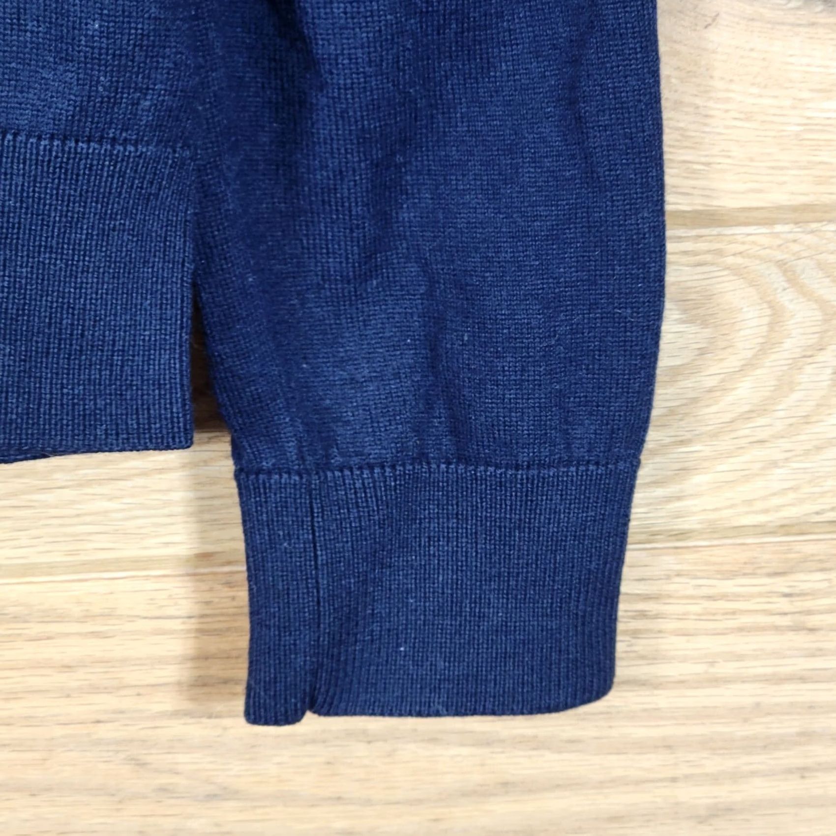 Banana Republic VINTAGE Banana Republic Mens Pullover Sweater Merino Wool V-Neck Size M BLACK Size US M / EU 48-50 / 2 - 4 Thumbnail
