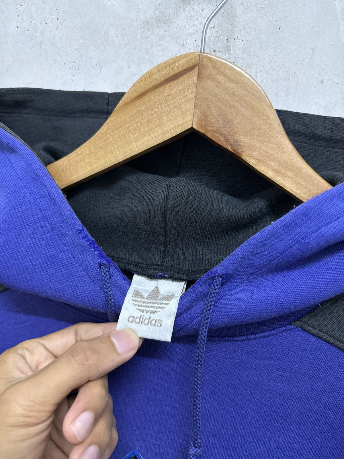 Adidas Vintage 90s Adidas Embroidered Logo Distressed Hoodie Size US L / EU 52-54 / 3 - 7 Thumbnail