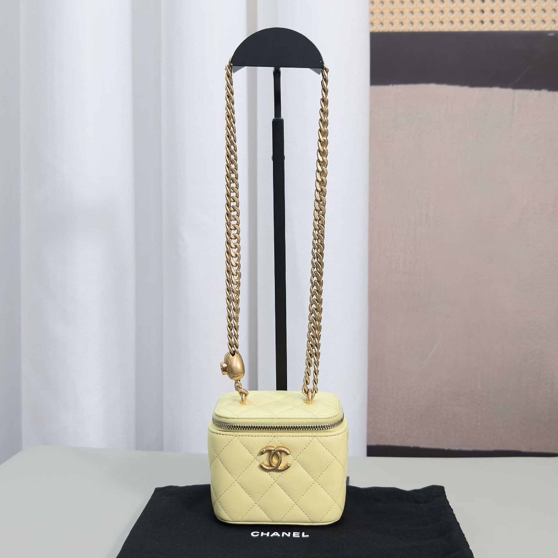 Chanel Pre-loved Bag Very good condition Size ONE SIZE - 1 Thumbnail