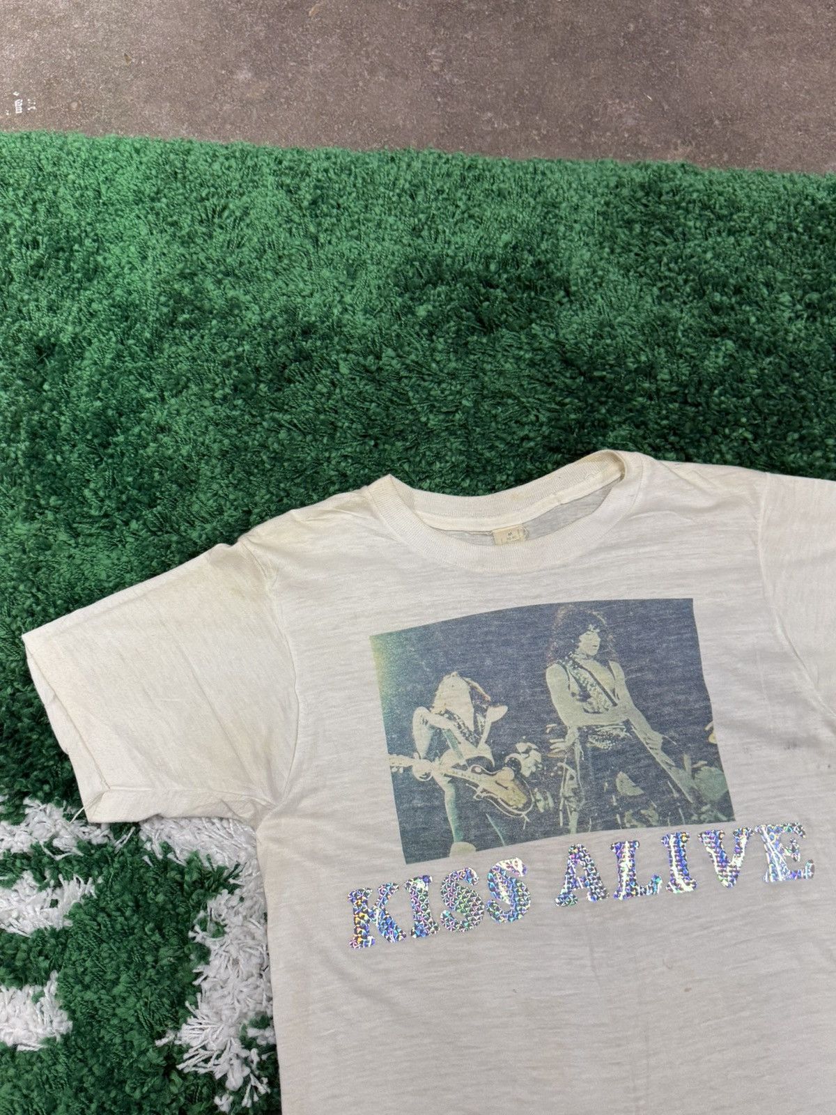 Vintage Grail 70s "Kiss Alive" Single Stitch Destroyed Tee Medium Size US M / EU 48-50 / 2 - 7 Thumbnail