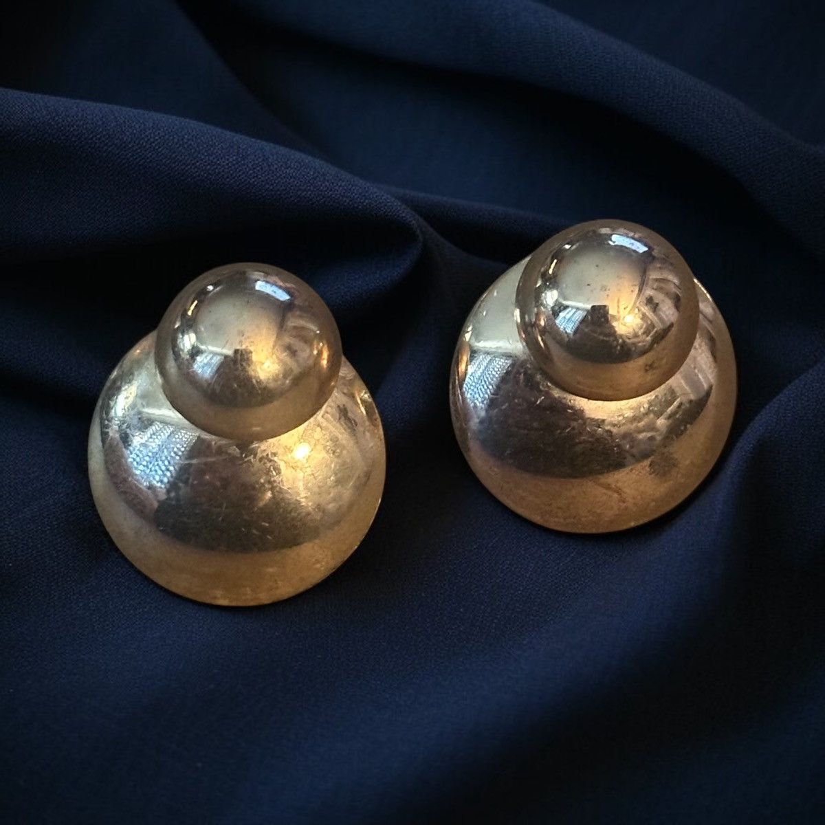 Other × Vintage Vintage Coro gold tone layered dome screwback earrings Size ONE SIZE - 1 Thumbnail
