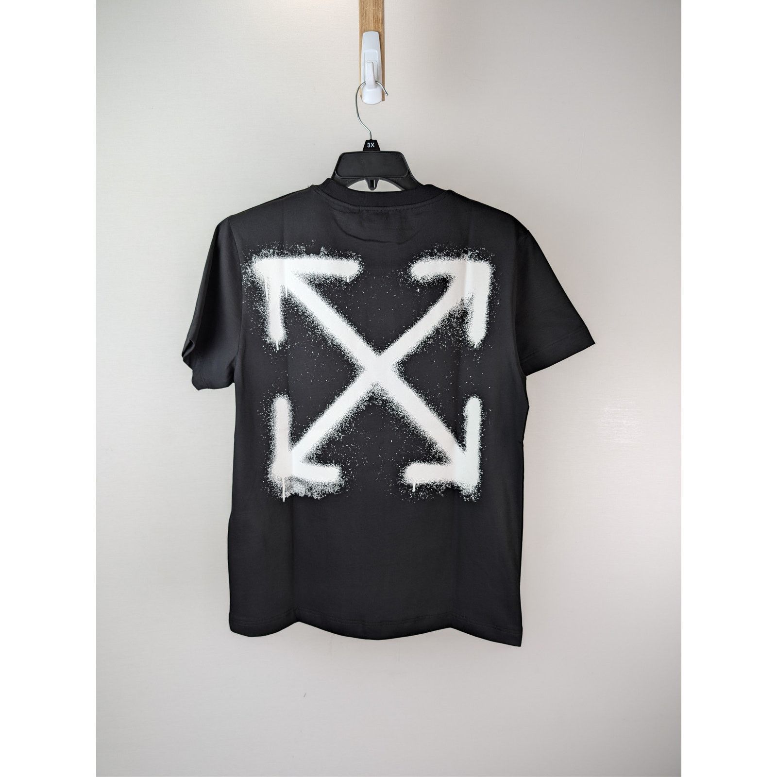 Off-White o1rshd1 Spray Can Arrow Slim S/S T-Shirt in Black Size US XL / EU 56 / 4 - 1 Thumbnail
