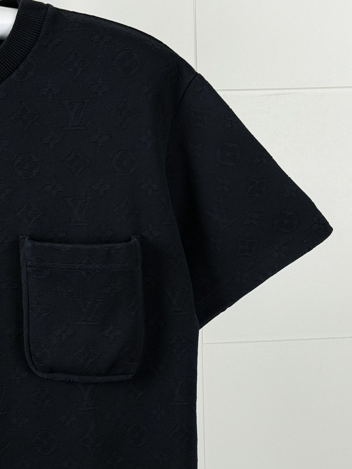 Louis Vuitton LOUIS VUITTON t-shirt Monogram navy 3D Pocket MEN size S Size US S / EU 44-46 / 1 - 5 Thumbnail