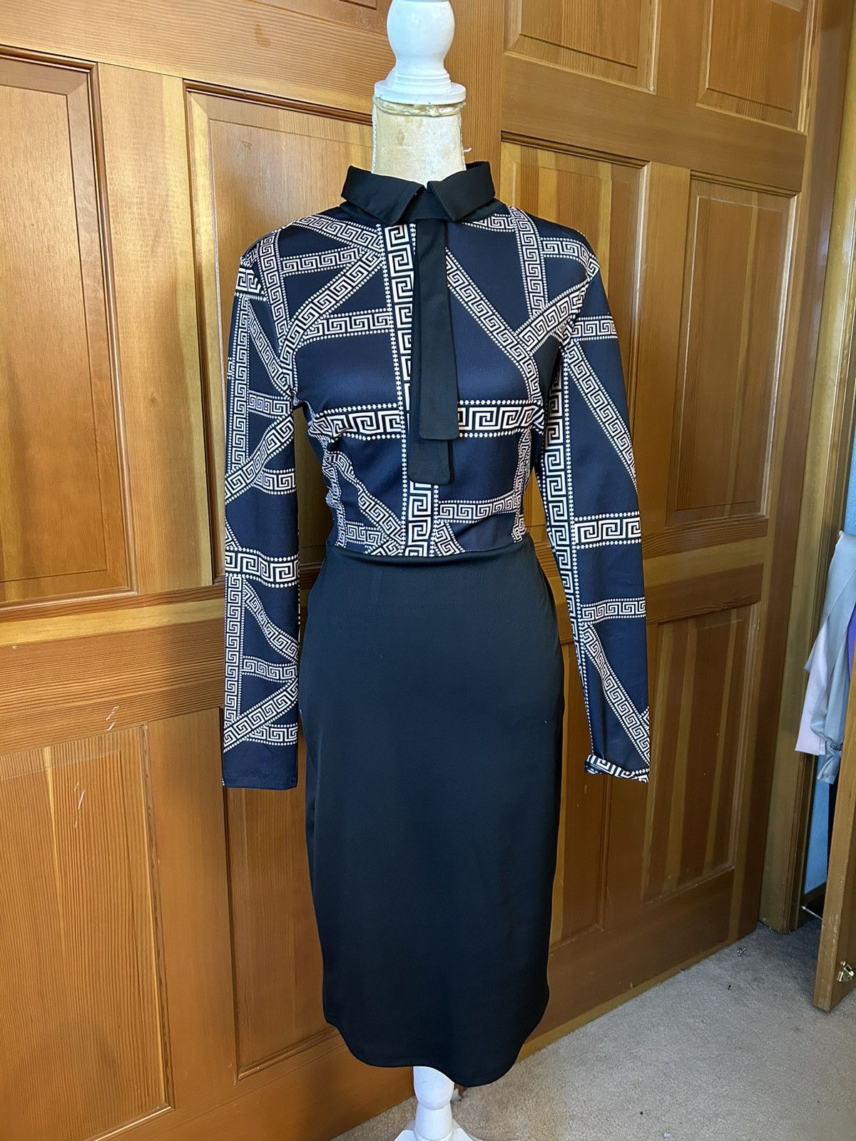 Designer × Other NWT, Lavishly Paris Women’s Sirianni V-Neck Midi Dress. Size M / US 6-8 / IT 42-44 - 2 Thumbnail