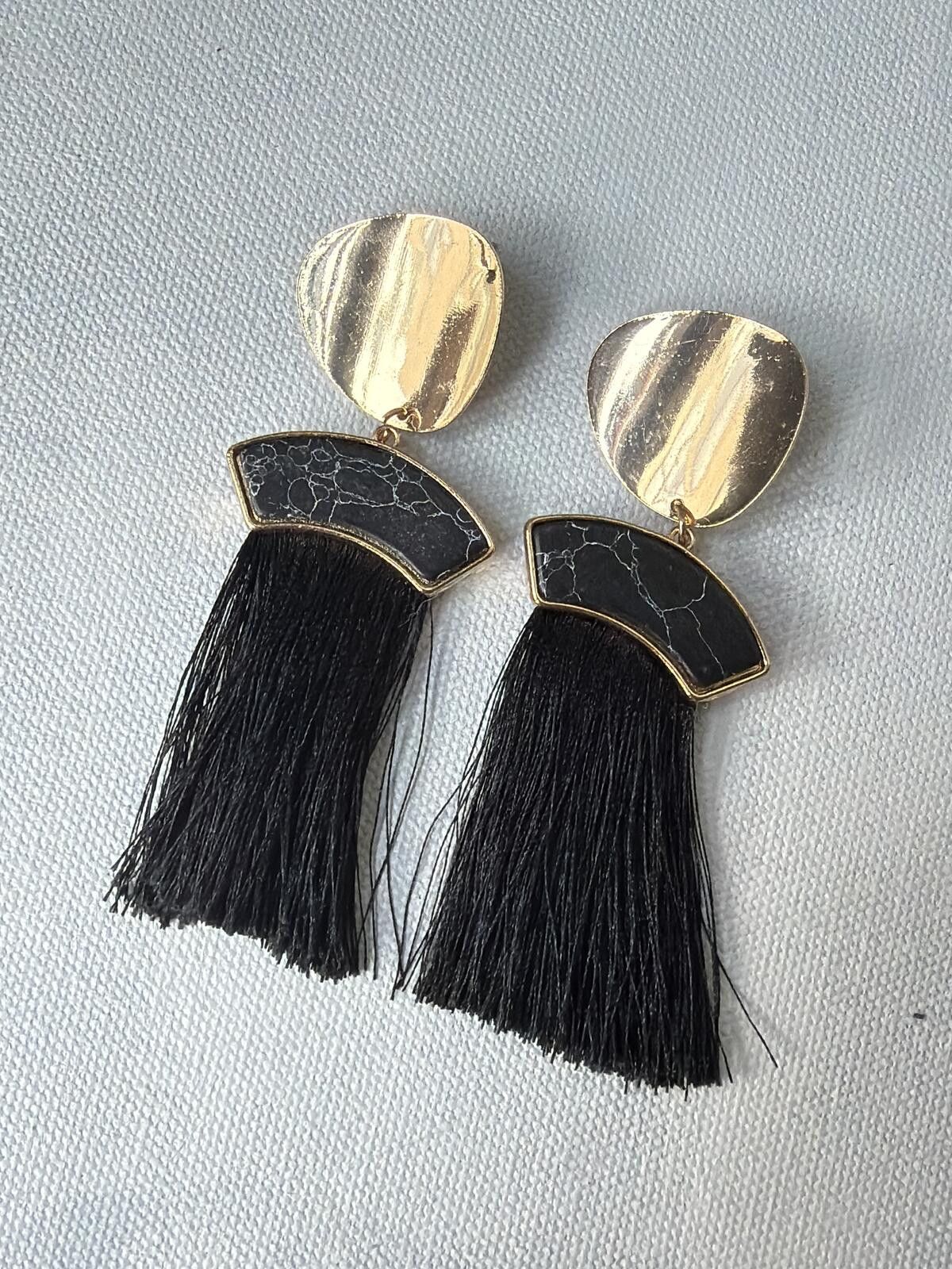Other Vintage Howlite Black Tassel Earrings Gold Tone Dangle Size ONE SIZE - 1 Thumbnail