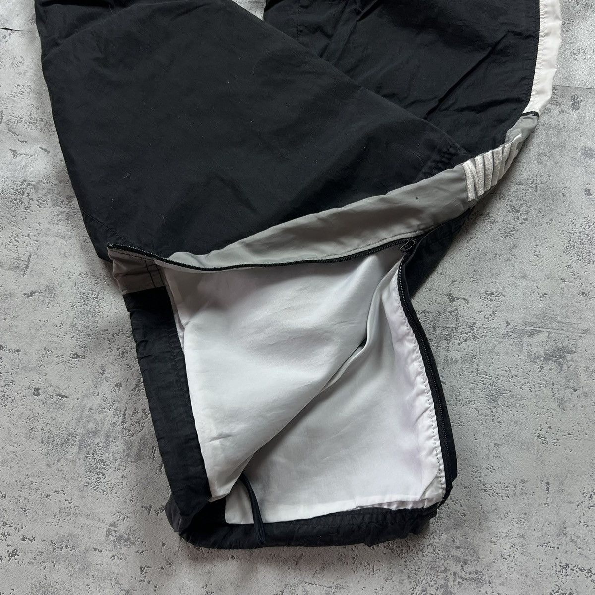 Nike 90s Nike Embroidered Logo Vintage Y2K Parachute Nylon Pants Size US 32 / EU 48 - 7 Thumbnail