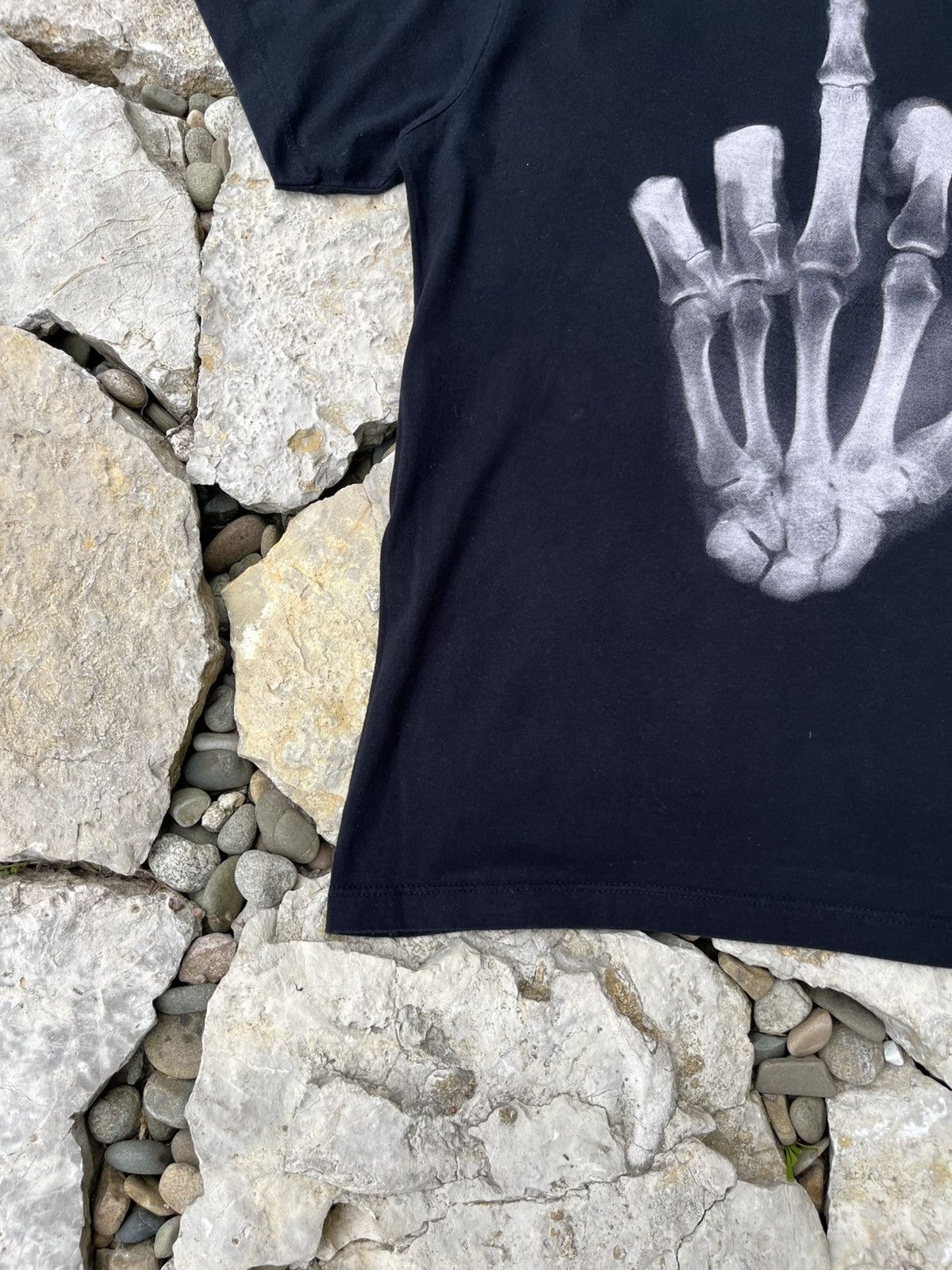 Japanese Brand × Vintage Vintage skeleton y2k fuck you roentgen middle finger tee Size US L / EU 52-54 / 3 - 7 Thumbnail