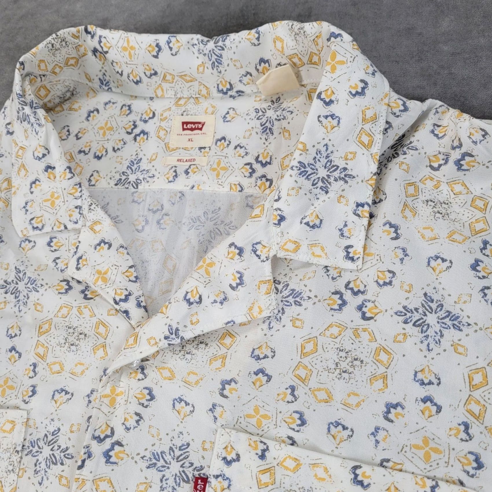 Levi's Levi's Shirt Mens XL Relaxed Fit White Blue Yellow Geometric New Classic Camper Size US XL / EU 56 / 4 - 2 Thumbnail