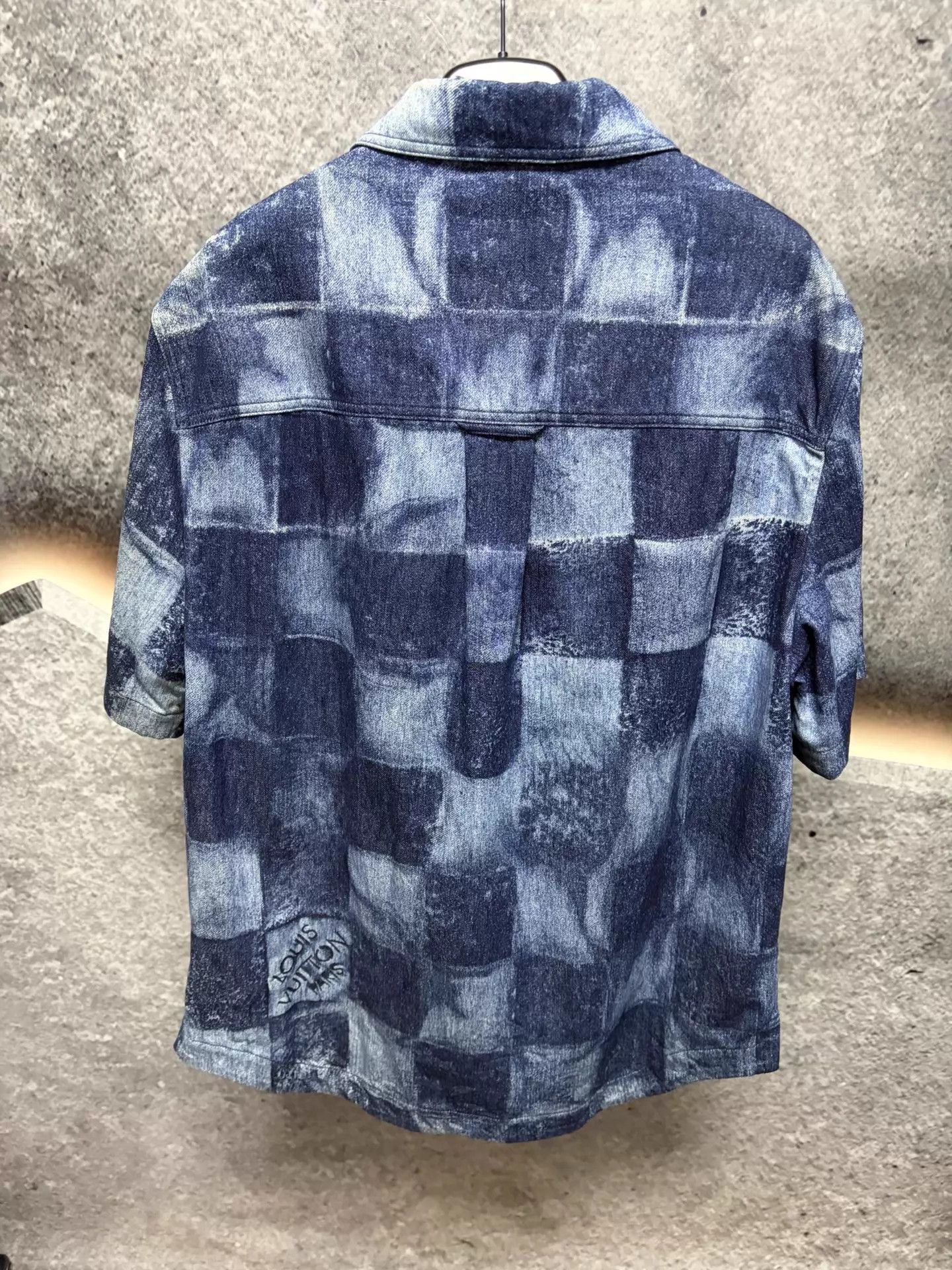 Louis Vuitton Louis Vuitton short sleeve shirt XL Italian like new Size US XL / EU 56 / 4 - 2 Thumbnail