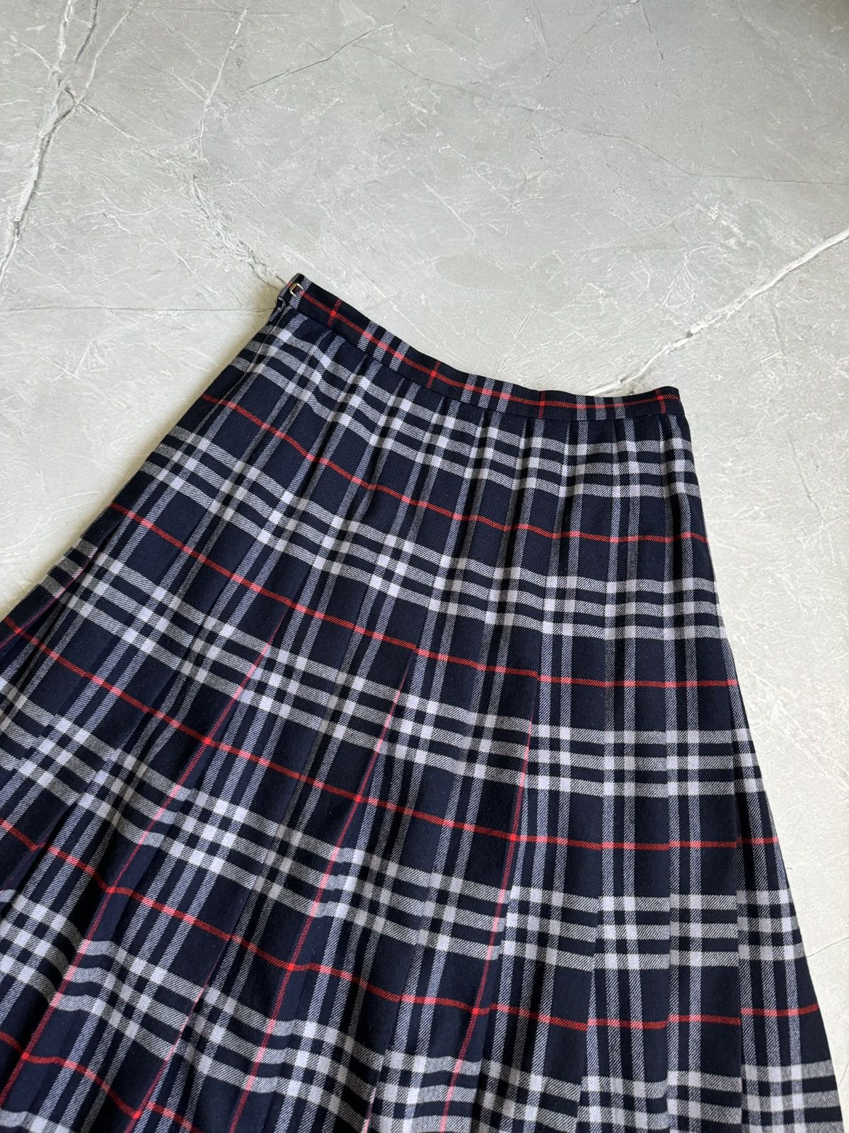 Burberry Vintage Burberrys Wrap Pleated Midi Skirt Navy Size 30" / US 8 / IT 44 - 16 Thumbnail