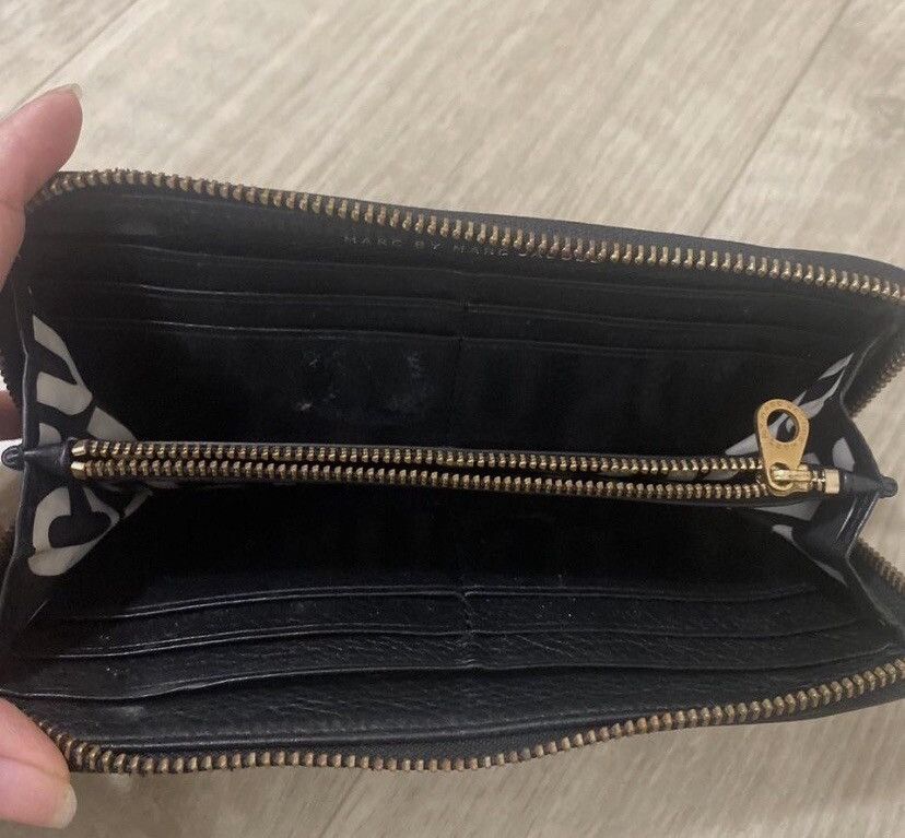 Marc by Marc Jacobs Marc By Marc Jacobs Wallet Black Zip Coin Purse Size ONE SIZE - 4 Thumbnail